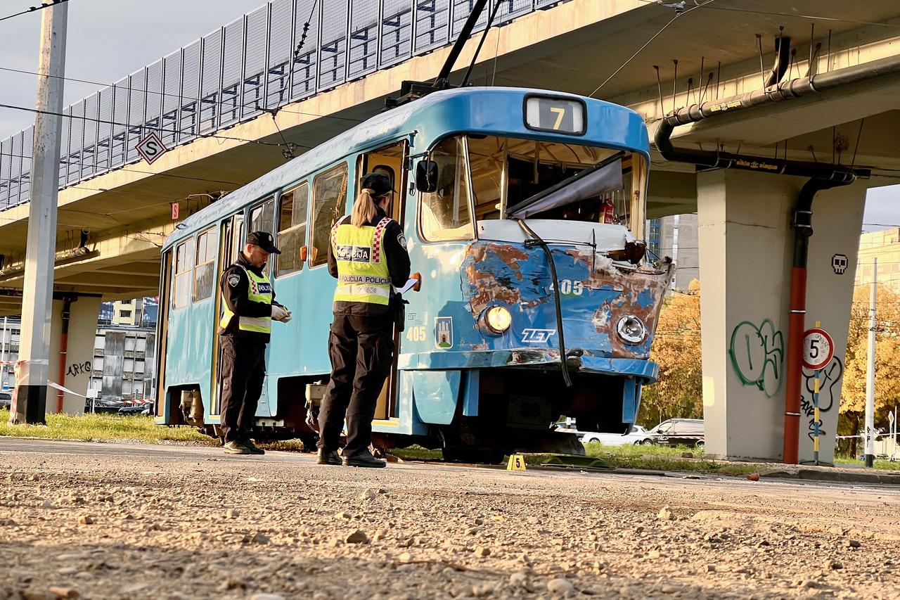 Jedna osoba poginula u sudaru tramvaja i autobusa