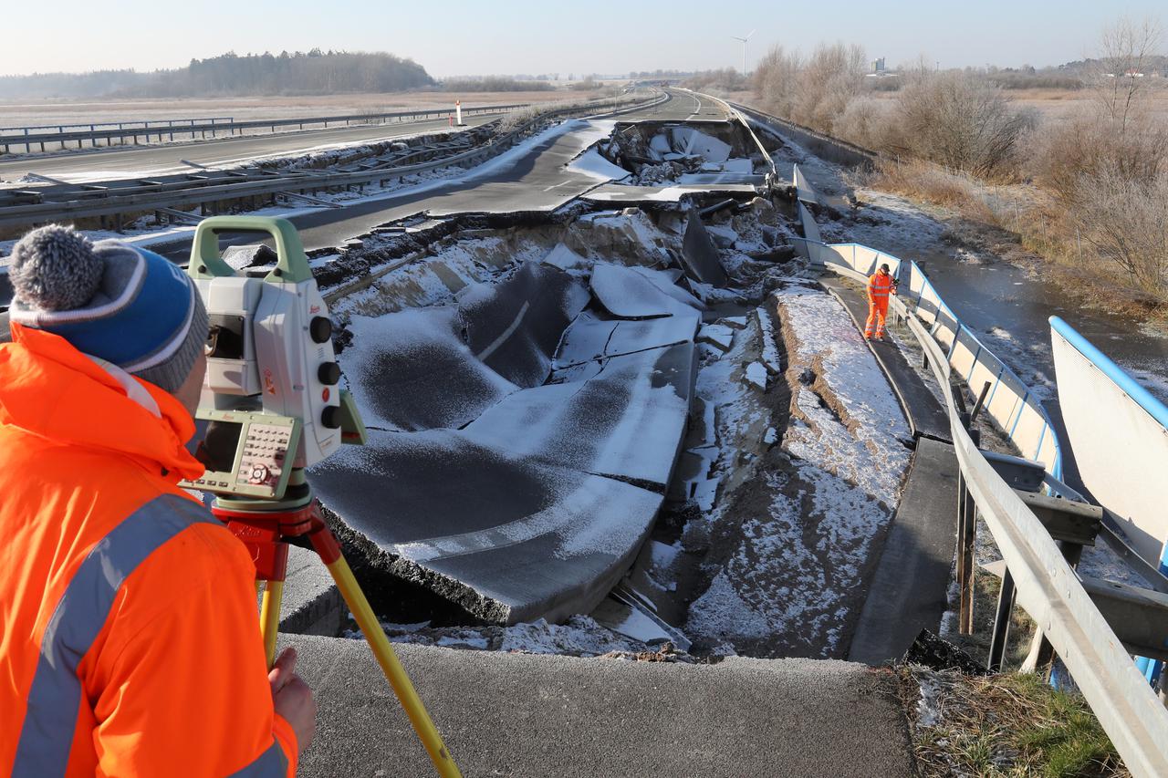 Rupa na autocesti