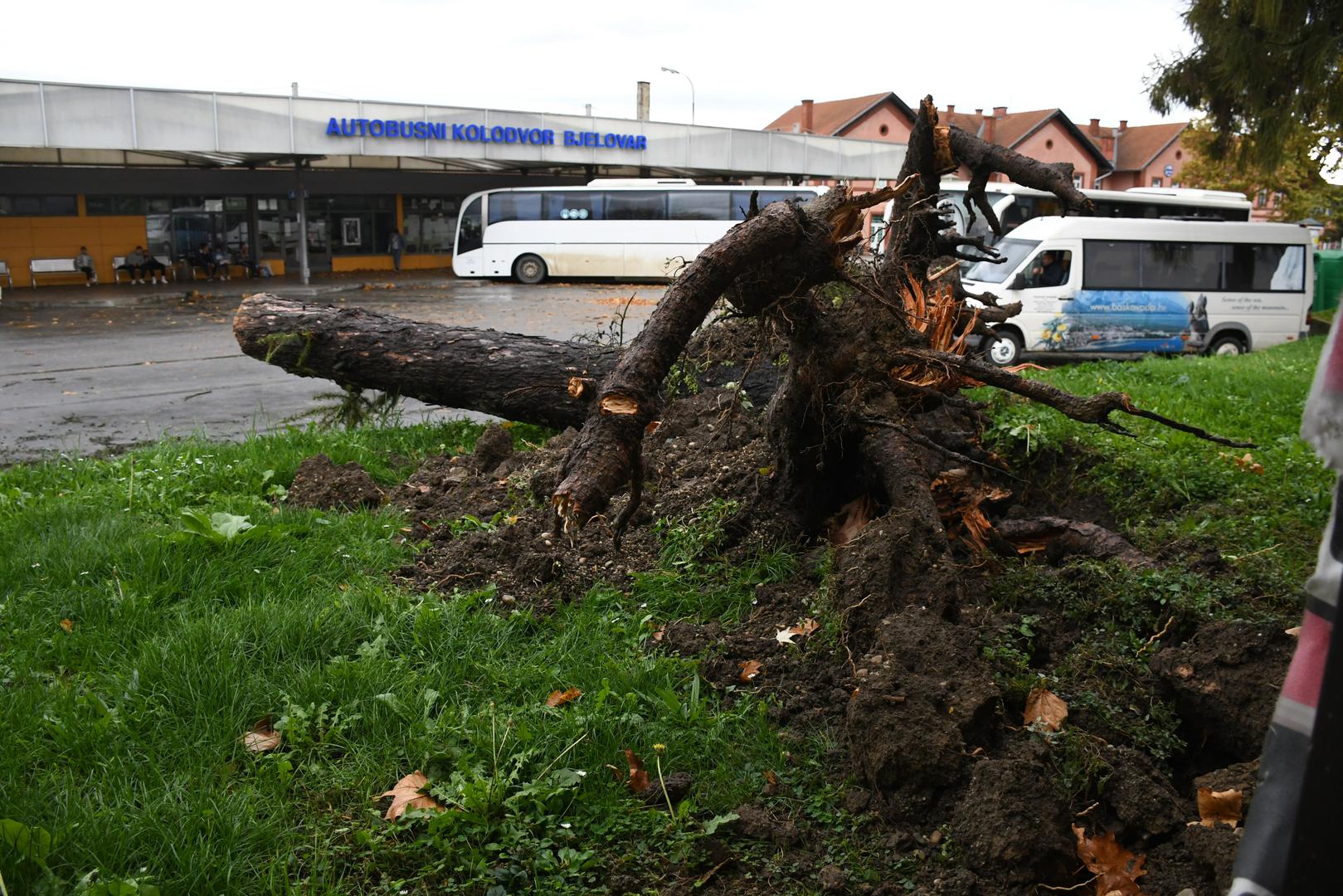 Srećom autobus je u tom trenutku bio prazan, te je zabilježena samo materijalna šteta.