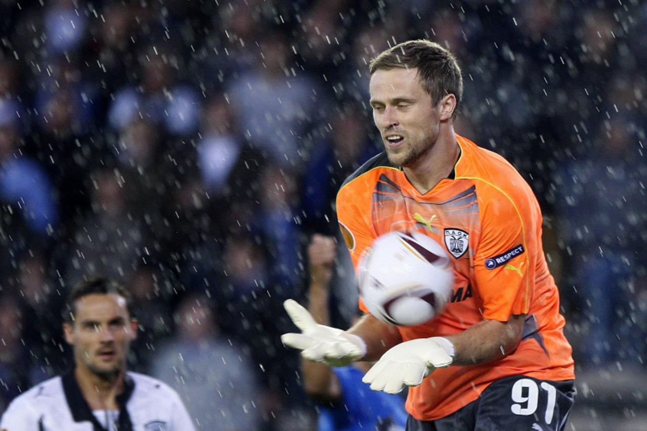 \'PAOK Salonika goalkeeper Dario Kresic catches a ball during their Europa League Group D soccer match against Club Bruges at the Jan Breydel Stadium in Bruges September 16, 2010. REUTERS/Sebastien Pi