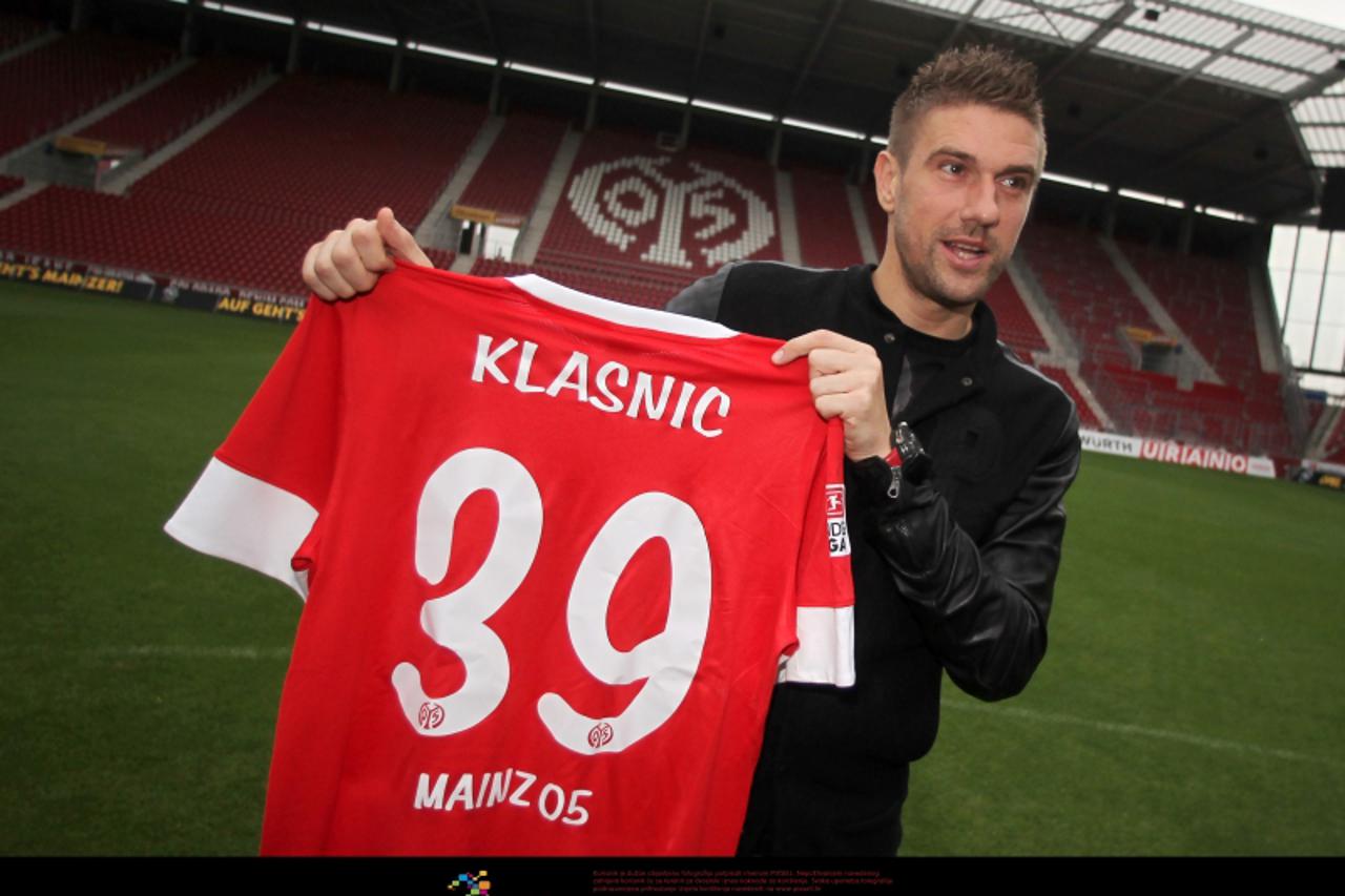 'Fußball 1. Bundesliga 1. FSV Mainz 05 - Vorstellung Klasnic, am Dienstag (11.09.2012) in der Coface Arena in Mainz. Neuzugang Ivan Klasnic posiert für die Fotografen im Stadion mit seinem Trikot. Fot