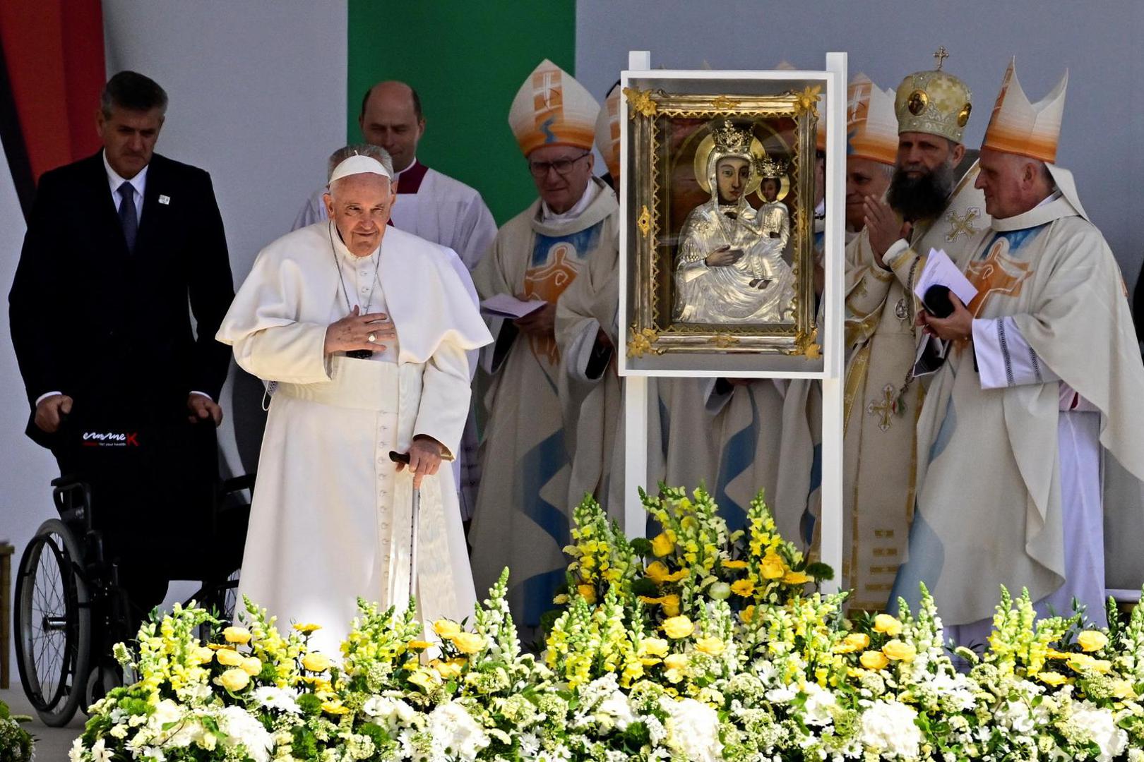 Pope Francis greets faithful at the end a holy mass at the Kossuth Lajos Square during his apostolic journey in Budapest, Hungary, April 30, 2023. REUTERS/Marton Monus Photo: MARTON MONUS/REUTERS