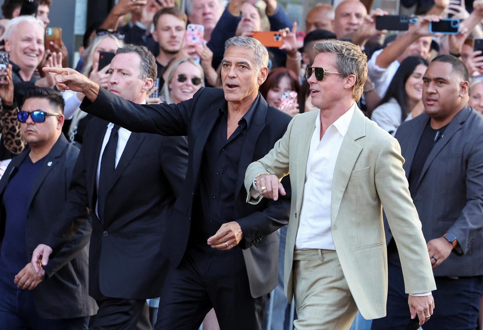 Glavne uloge u filmu tumače dva holivudska velikana, George Clooney i Brad Pitt, koji su s ostatkom glumačke postave prošetali crvenim tepihom i pozirali za fotografe