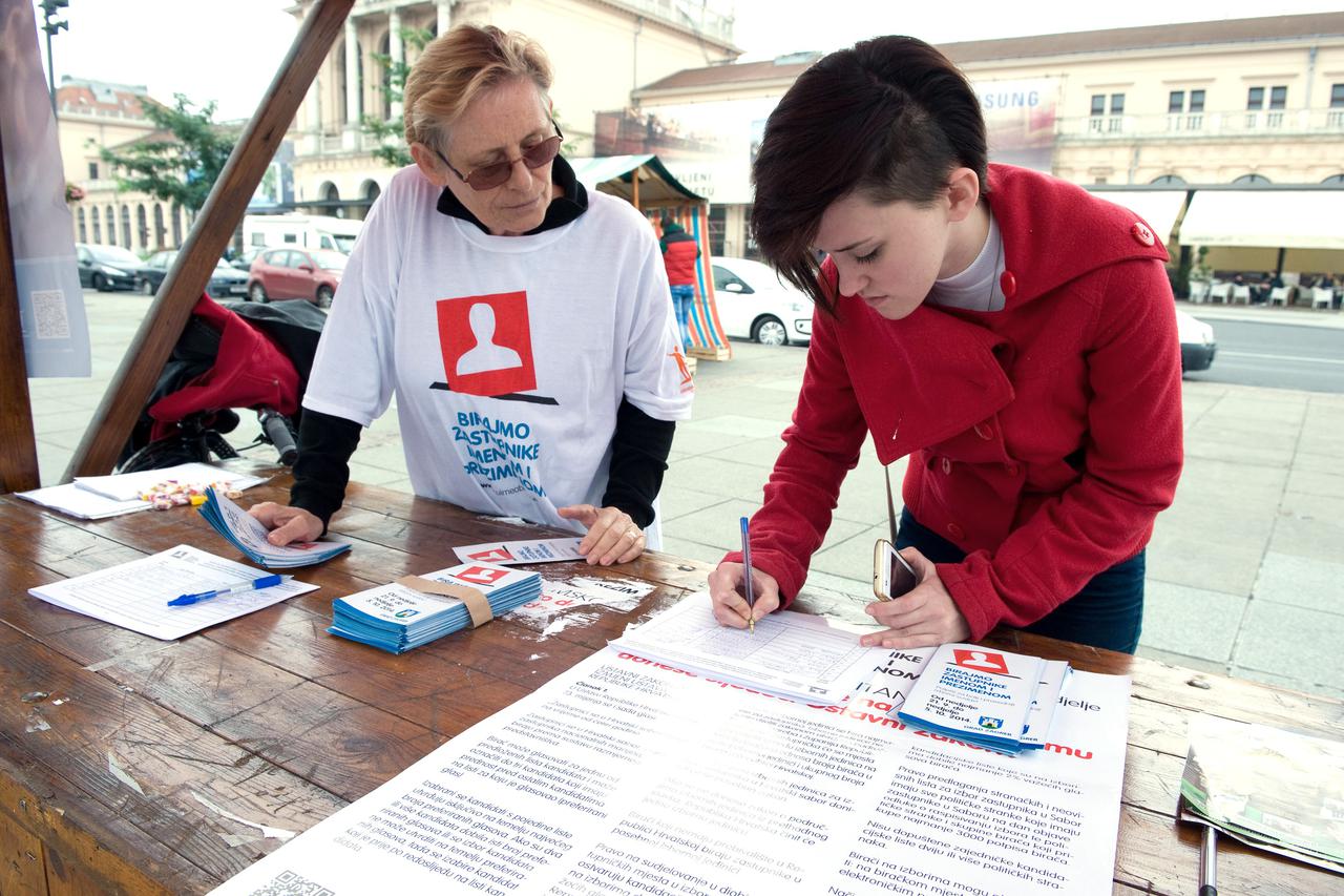 05.10.2014., Zagreb - Na mnogim standovima u gradu u tijeku je zadnji dan skupljanja potpisa za referendum o izbornom sustavu kojeg je pokrenula Gradjanska inicijativa U ime obitelji. 