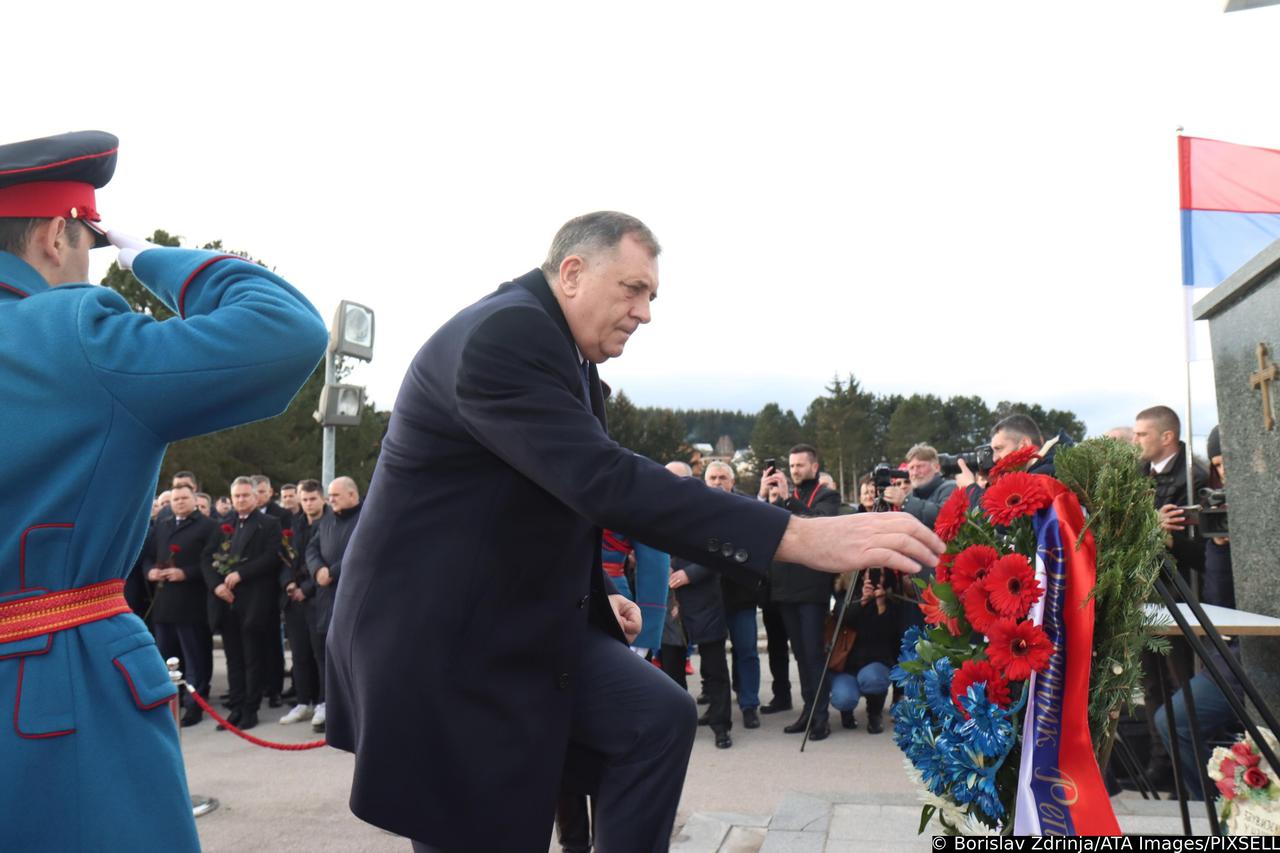 Sokolac: Ivica Dačić položio je s ministrima srpske Vlade vijenac na vojnickom groblju Mali Zejtinlik