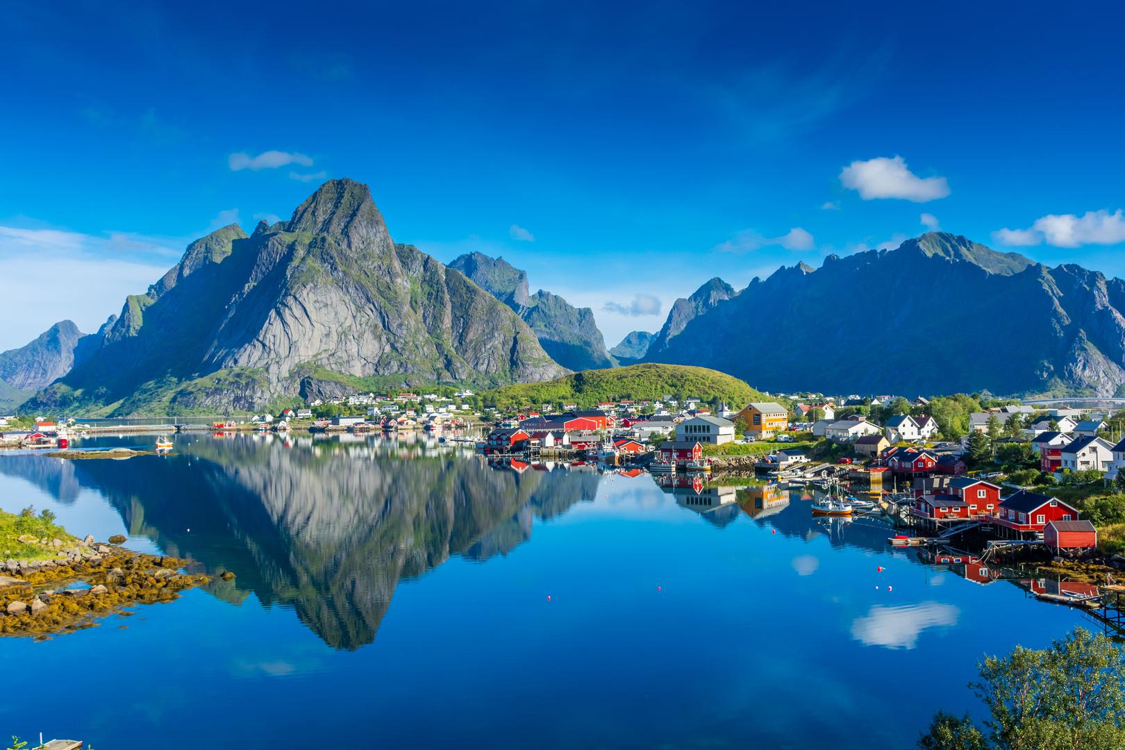 Lofotski otoci, Norveška: Iako nisu osunčani, Lofotski otoci u sjevernoj Norveškoj omiljeni su među putnicima. Jedan korisnik opisuje otoke kao ‘divlje s netaknutom prirodom’. Drugi turist ističe da su otoci zauzeli posebno mjesto u njegovom srcu nakon što je vidio polarnu svjetlost četiri uzastopne noći.