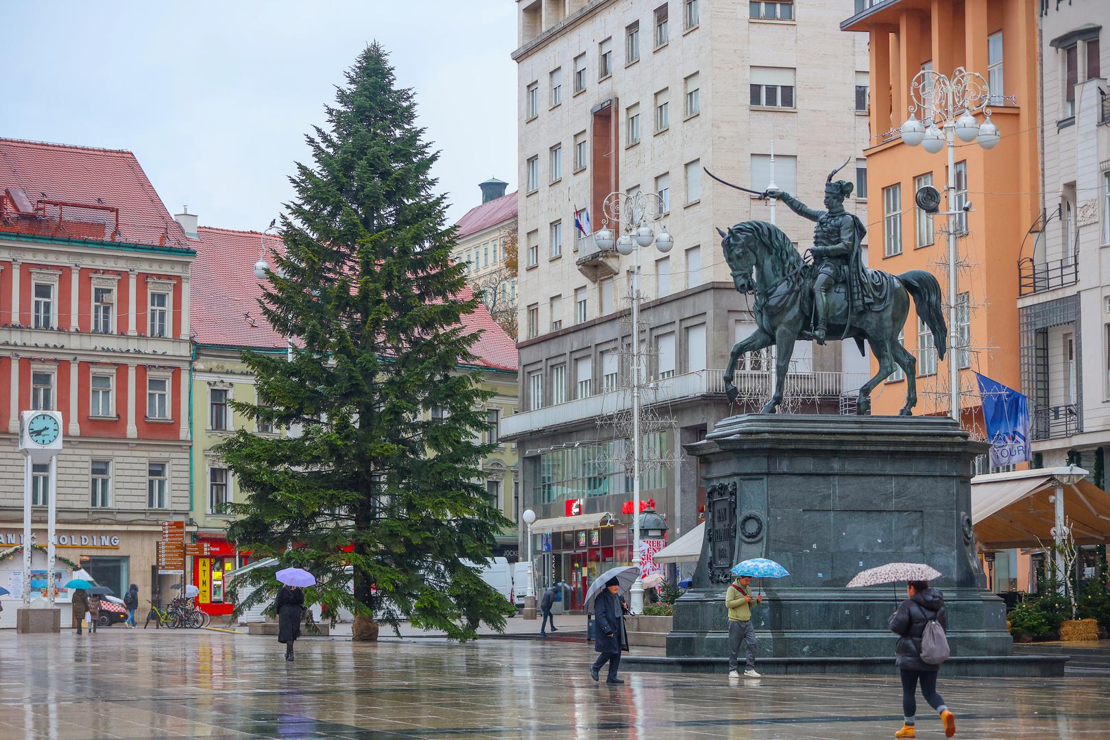 Advent za nekoliko dana stiže u Zagreb, a s njim i zeleni 'gorostas' koji je jutros postavljen na središnji gradski trg