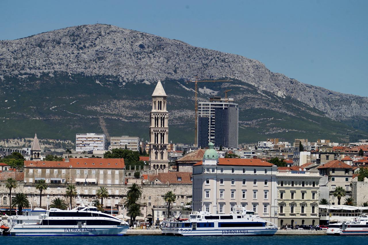Pogled na splitsku katedralu i buduću najvišu zgradu u Hrvatskoj