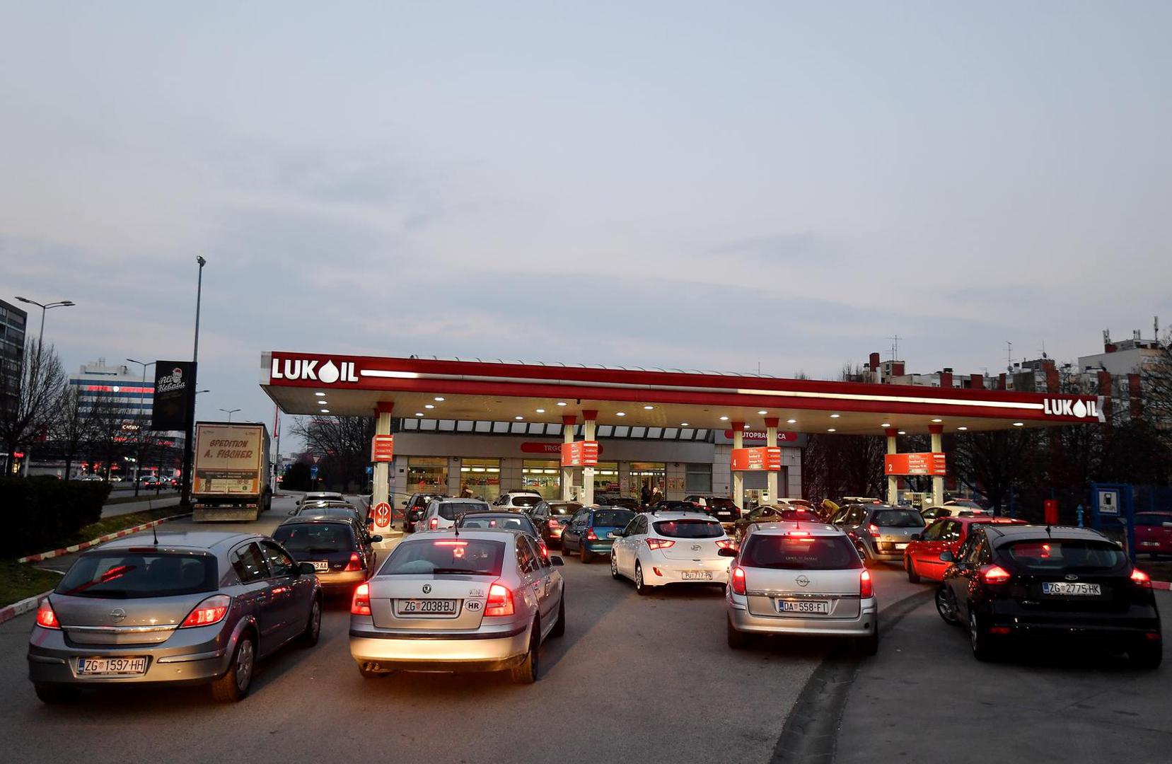 07.03.2022., Zagreb - Zbog poskupljena naftnih derivata stvaraju su guzve na benzinskim postajama.  Photo: Marko Lukunic/PIXSELL