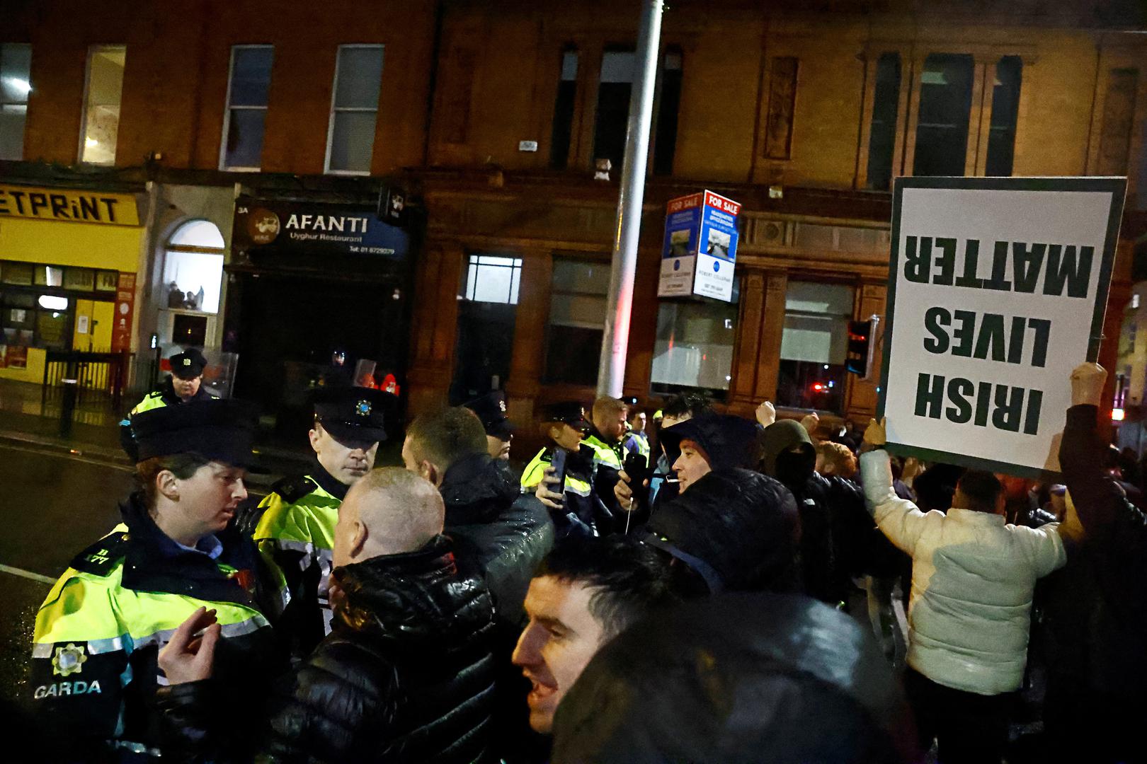 A man talks with an officer of riot police near the scene of a suspected stabbing that left few children injured in Dublin, Ireland, November 23, 2023. REUTERS/Clodagh Kilcoyne Photo: Clodagh Kilcoyne/REUTERS