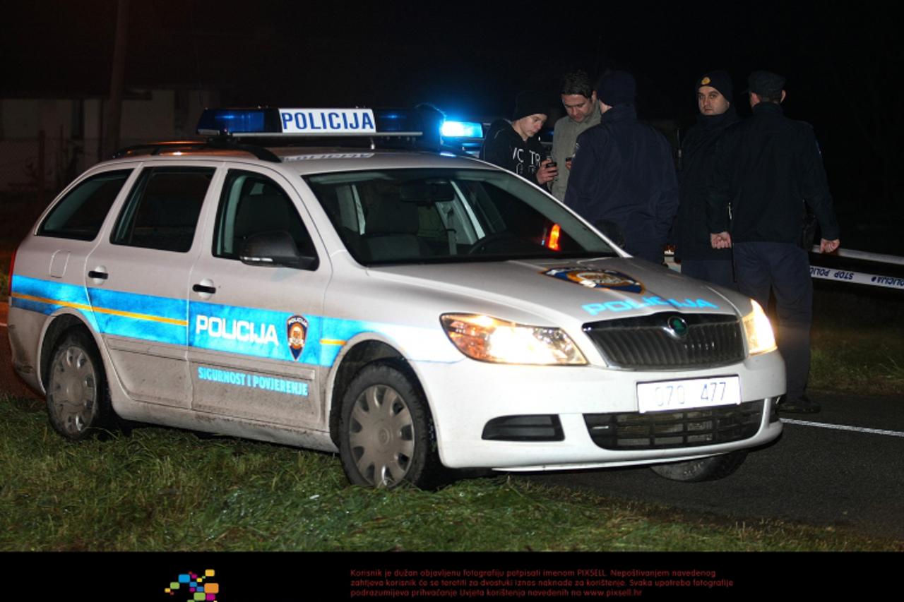 '23.12.2012., Belisce - Brat i sestra ubijeni su u krvavom obracunu u Kozarcevoj ulici u Beliscu nedaleko od Osijeka . Druga sestra ranjena je u pucnjavi, a ubojica je njezin bivsi suprug. Policija ga