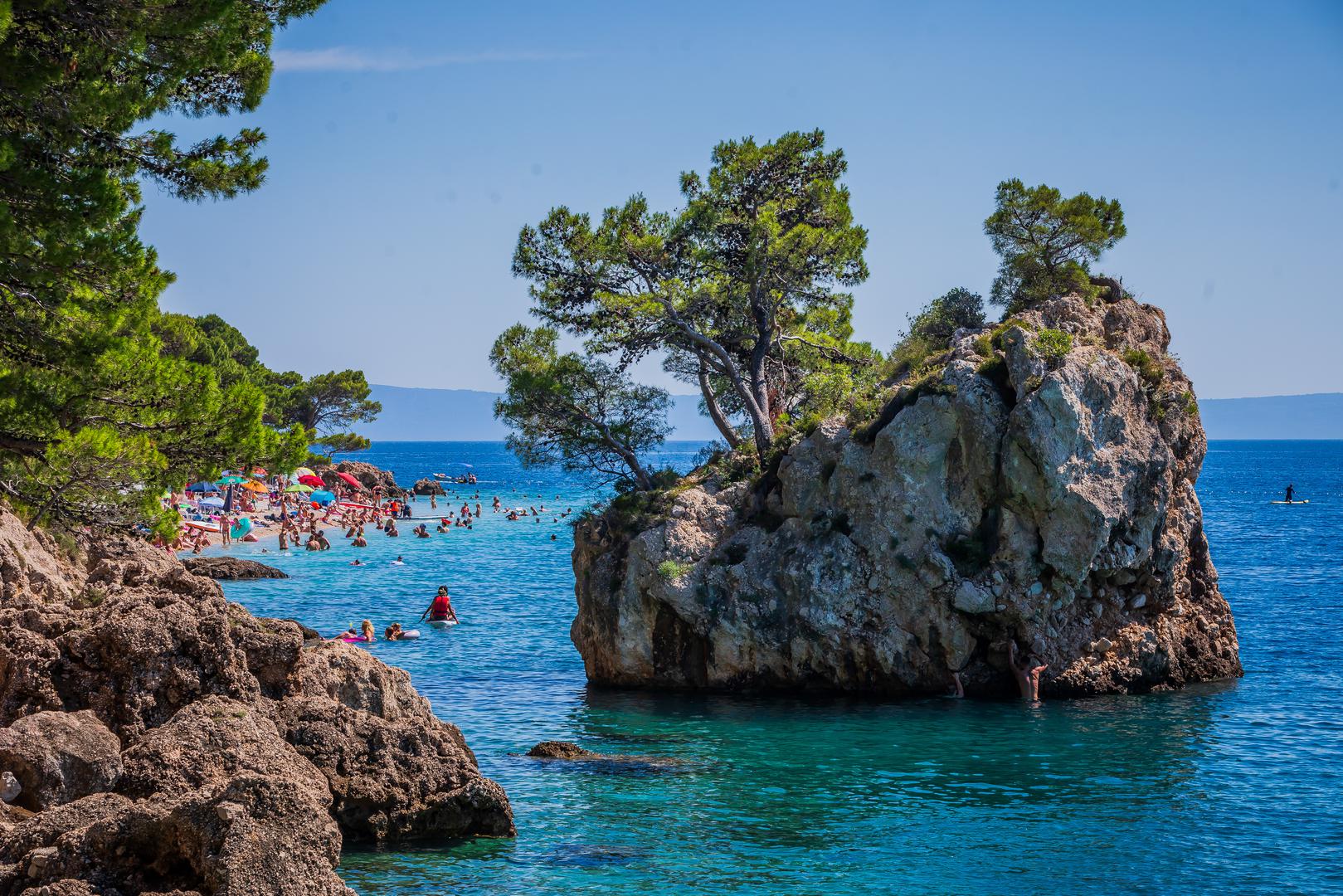 Na zapadnoj strani plaže nalazi se simbol Brela - Kamen Brela ili Šakan kamen, najčešći motiv s razglednica Brela i Hrvatske.