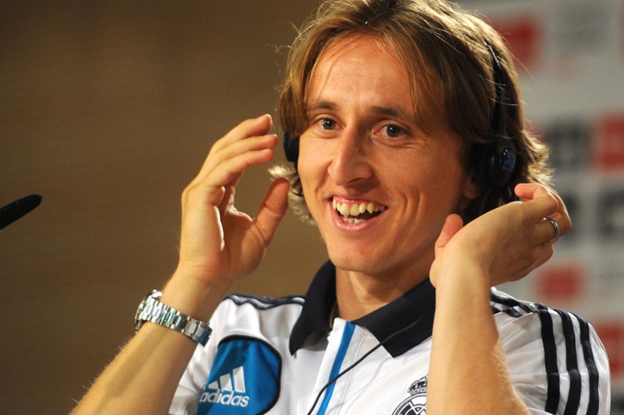 'Real Madrid\'s new Croatian football midfielder Luka Modric gives a press conference on August 27, 2012 during his official presentation at the Bernabeu stadium in Madrid. AFP PHOTO / DOMINIQUE FAGET