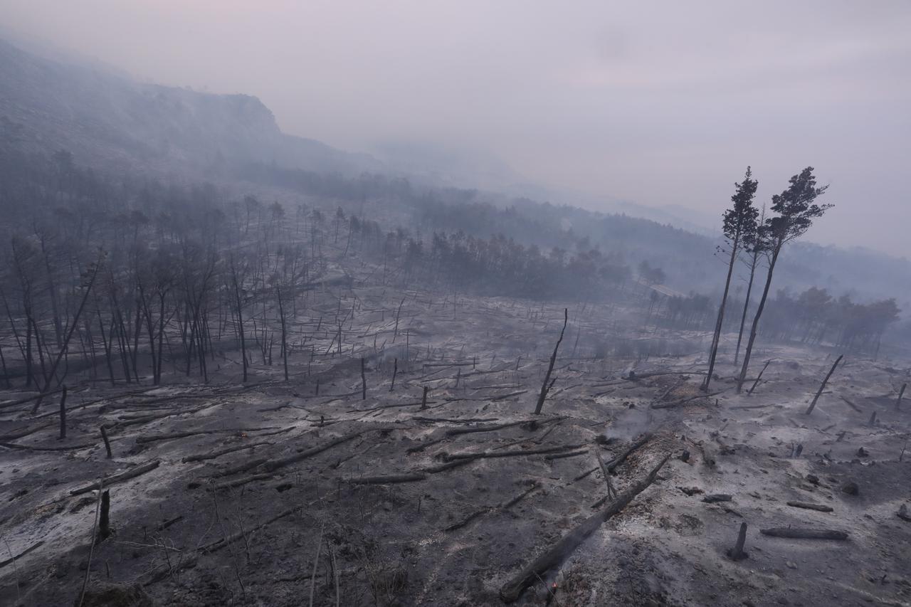 Gornji Tučepi: Vatrogasci dežuraju na požarištu