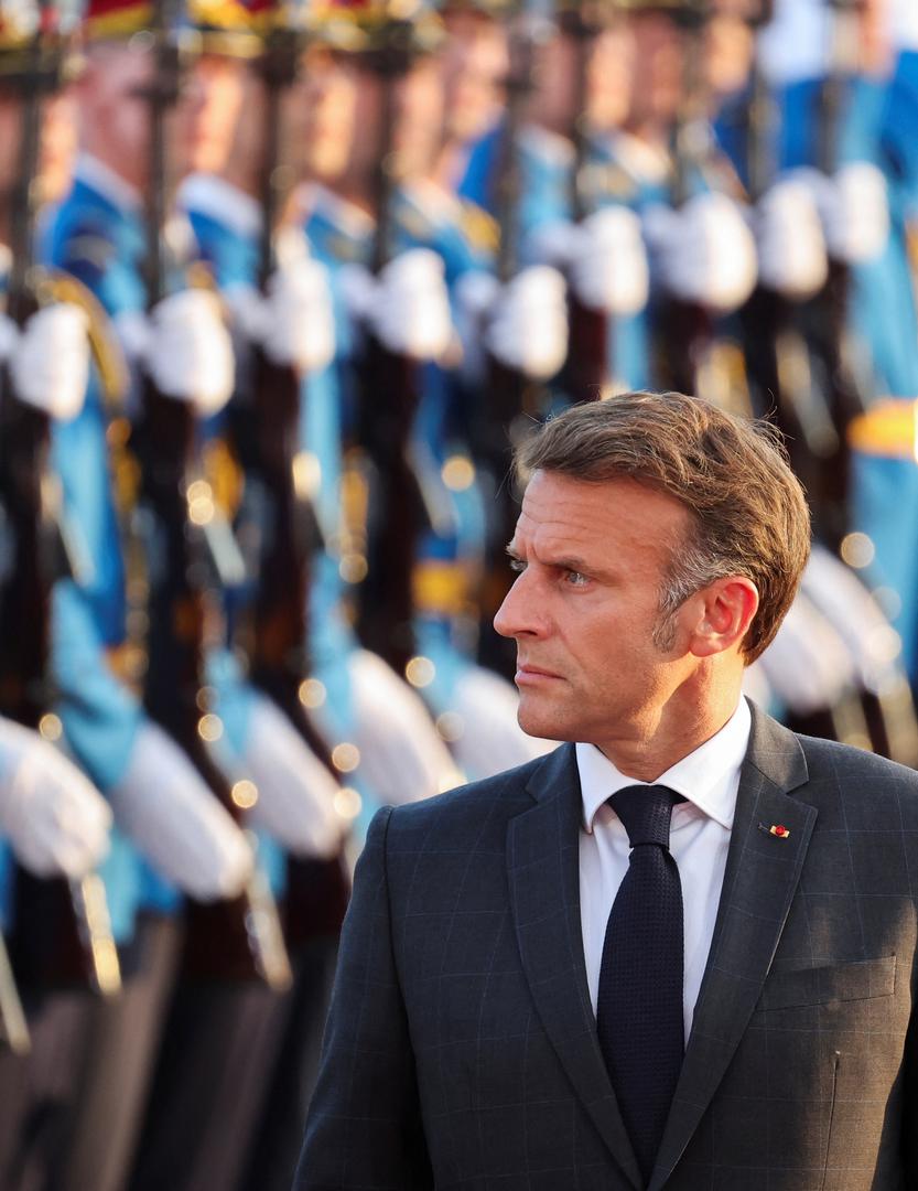 French President Emmanuel Macron and Serbian President Aleksandar Vucic (not pictured) inspect an honour guard outside the Palace of Serbia building in Belgrade, Serbia, August 29, 2024. REUTERS/Djordje Kojadinovic Photo: DJORDJE KOJADINOVIC/REUTERS