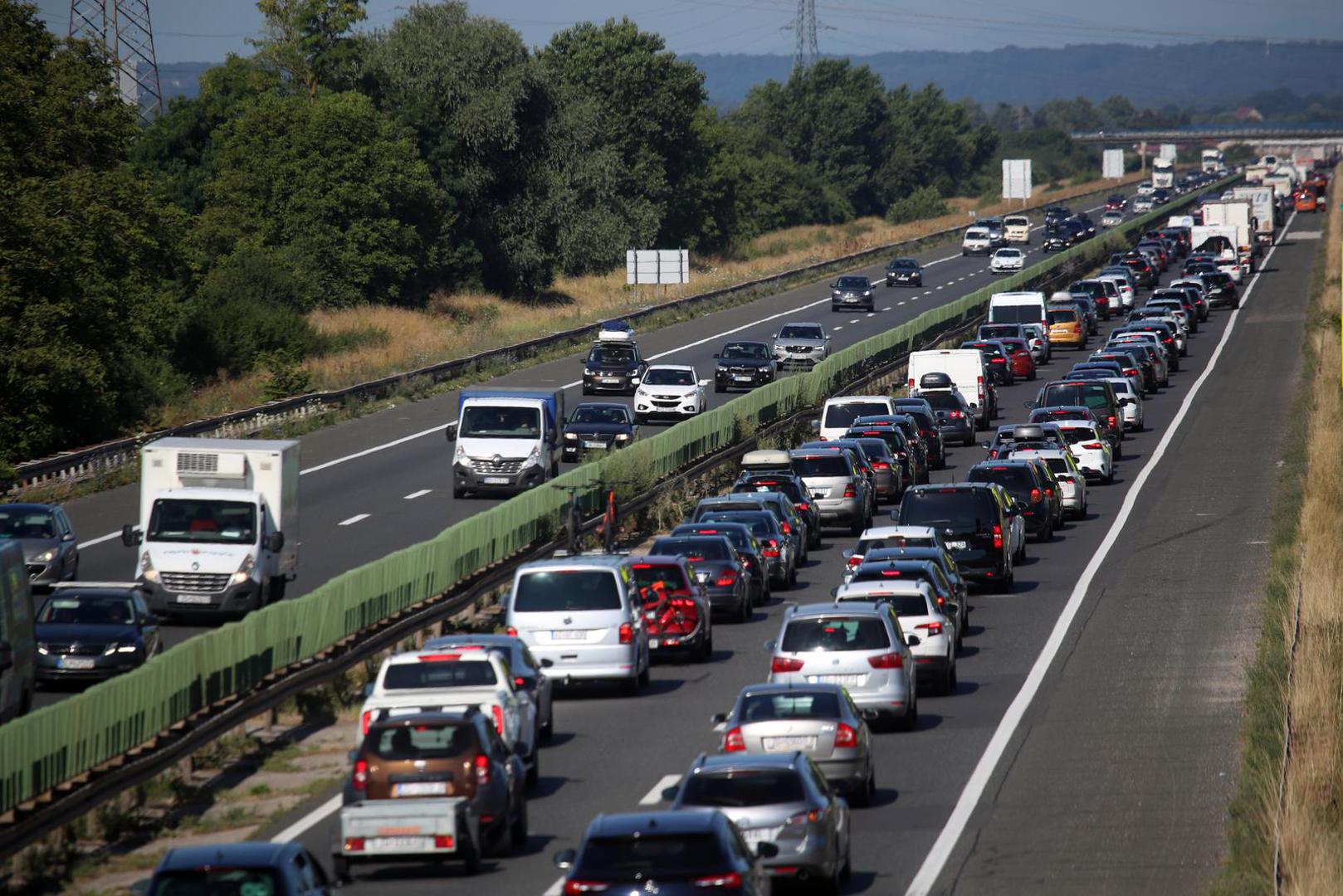 15.07.2023.,Zagreb - Udarni turisticki vikend u punom je jeku, guzve su na cestama od jutra.Guzva na zagrebackoj obilaznici u smjeru mora Photo: Zeljko Lukunic/PIXSELL