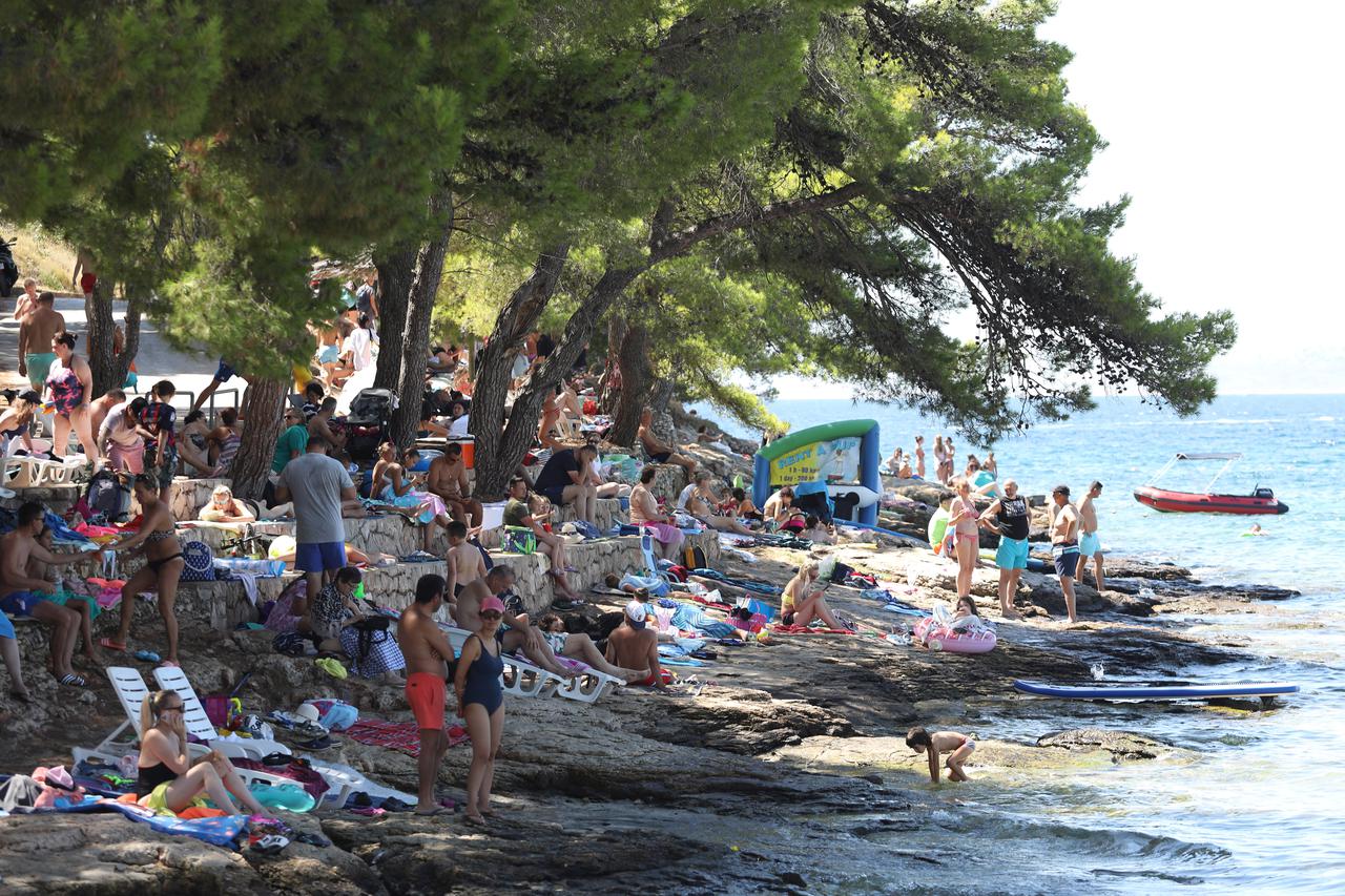 Plaža Slanica na Murteru prepuna je gostiju