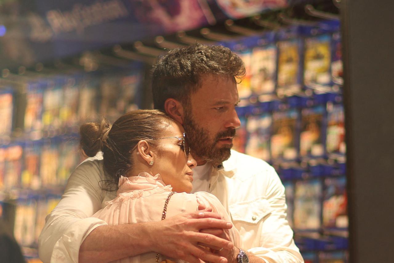 Exclusif - Ben Affleck et sa femme Jennifer Lopez, tendrement enlacés, choisissent des jeux vidéos pour leurs enfants à la boutique "Micromania" à Paris, pendant leur lune de miel