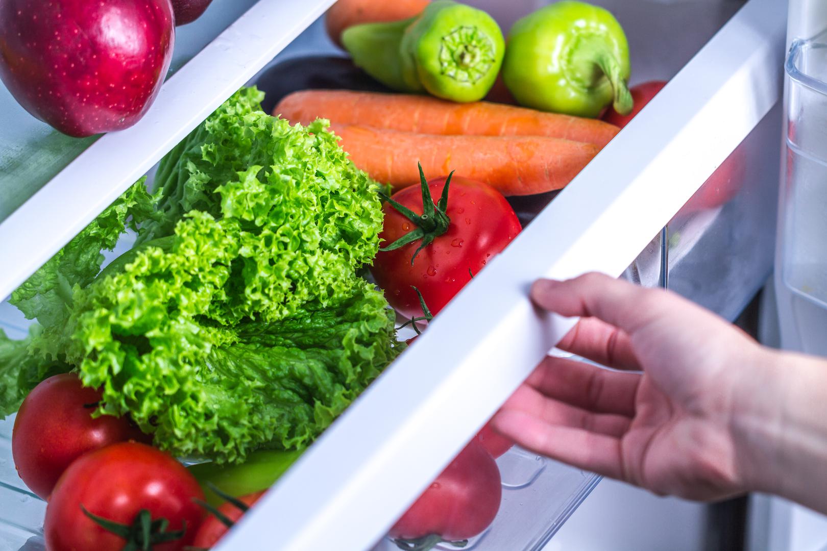 Pazite da vam salata, ali i ostalo povrće nikada nije vlažno kada se sprema u hladnjak jer bi tako mogli brže oronuti, ali i navući na sebe plijesan. Najbolje je na suhu kuhinjsku krpu staviiti povrće i čekati da se osuše. 
