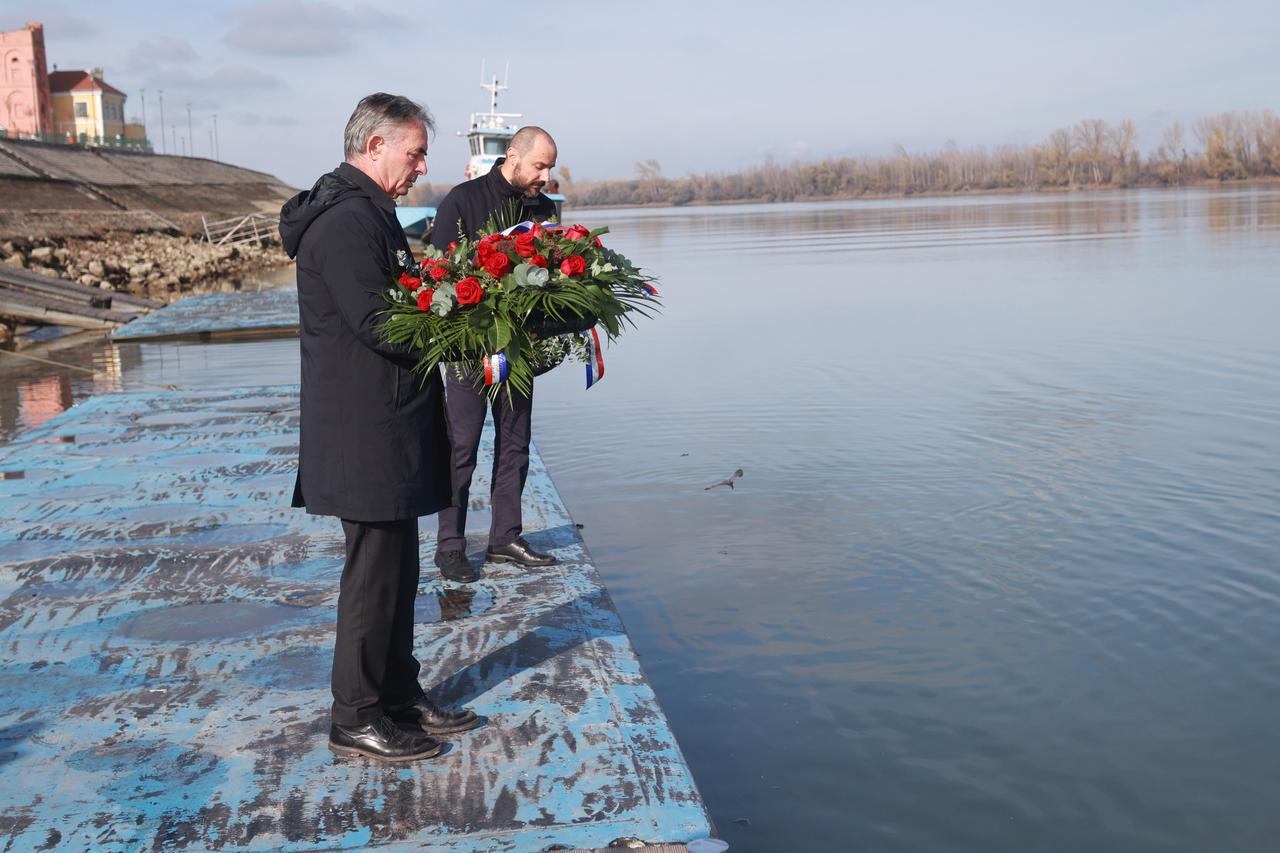 Vukovar: Predstavnici srpskih organizacija odali su počast ubijenima u Vukovaru 1991. godine polaganjem vijenca u rijeku Dunav