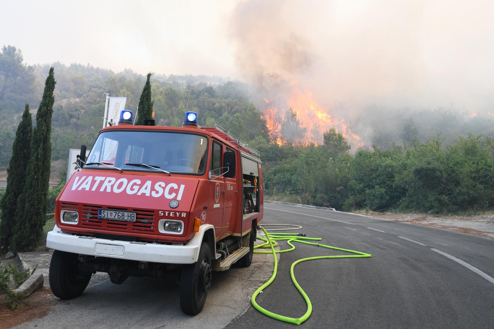 13.07.2022., Zaton - Pozar koji je buknuo kod Vodica prosirio se prema Zatonu gdje su ugrozene kuce, a vatrogasci se bore s vatrom pored ceste pema Zatonu. Photo: Hrvoje Jelavic/PIXSELL