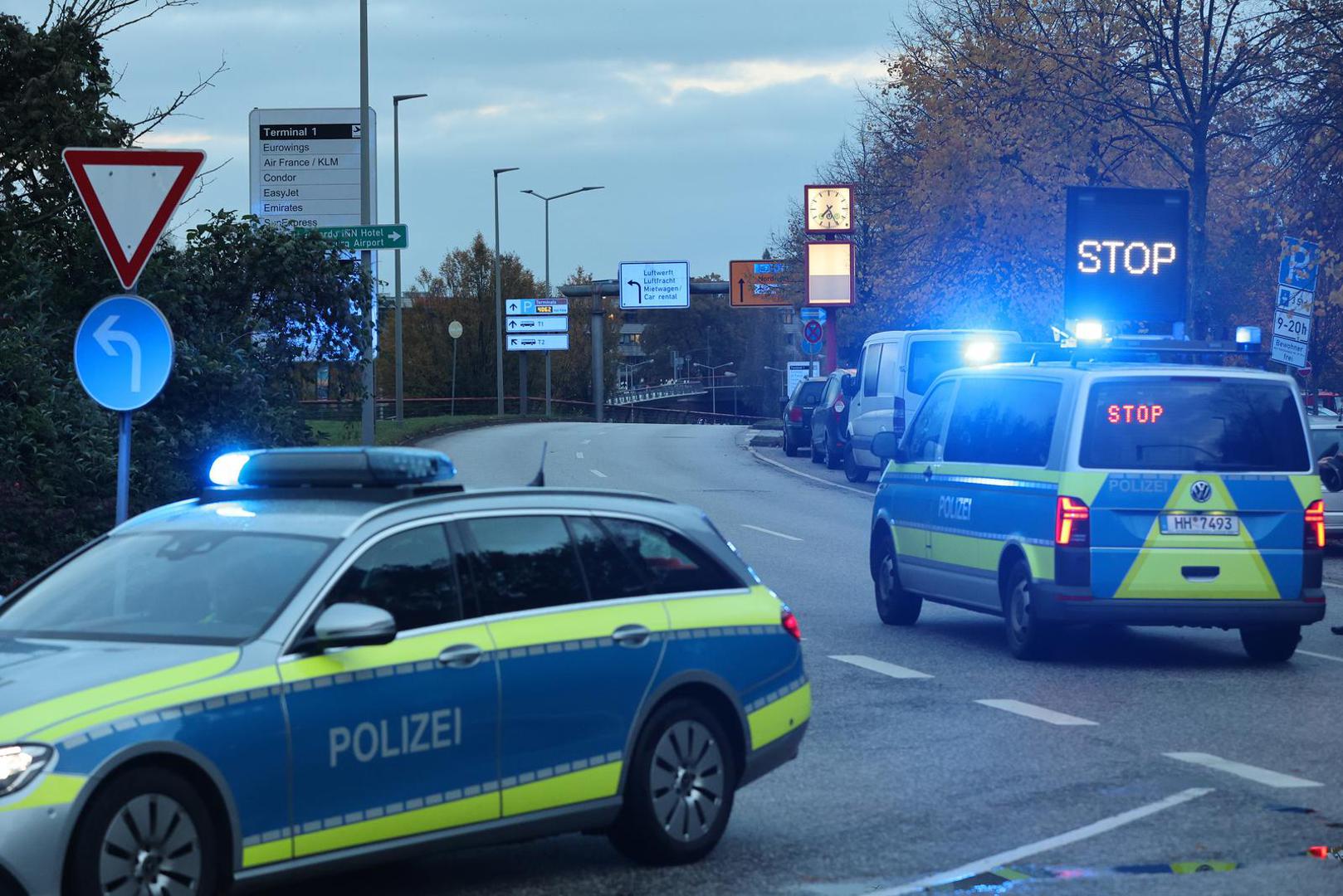 05 November 2023, Hamburg: Emergency services close off the access road to Hamburg Airport during an operation. An armed man is holding his four-year-old daughter at the airport. According to the police, the reason for this is a custody dispute. Photo: Bodo Marks/dpa Photo: Bodo Marks/DPA