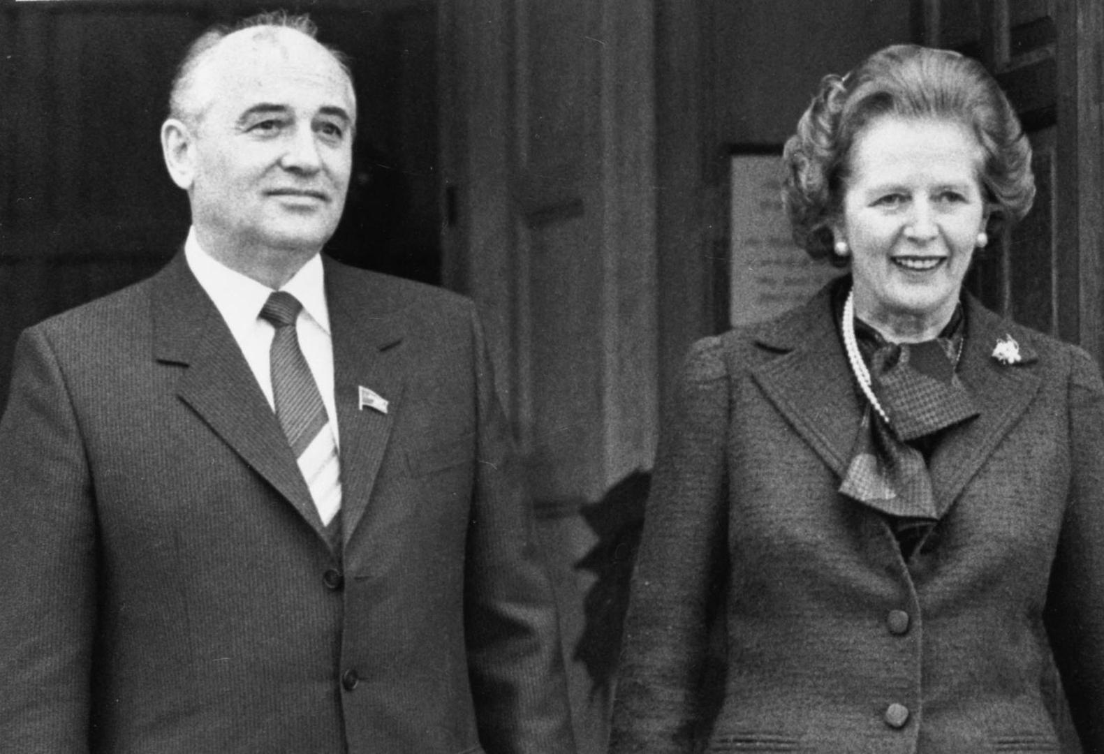 FILE PHOTO: Mikhail Gorbachev, soviet Politburo member poses with  British PM Margaret Thatcher at Chequers during his December 1984 visit to the UK. REUTERS/Stringer/File Photo Photo: Stringer ./REUTERS