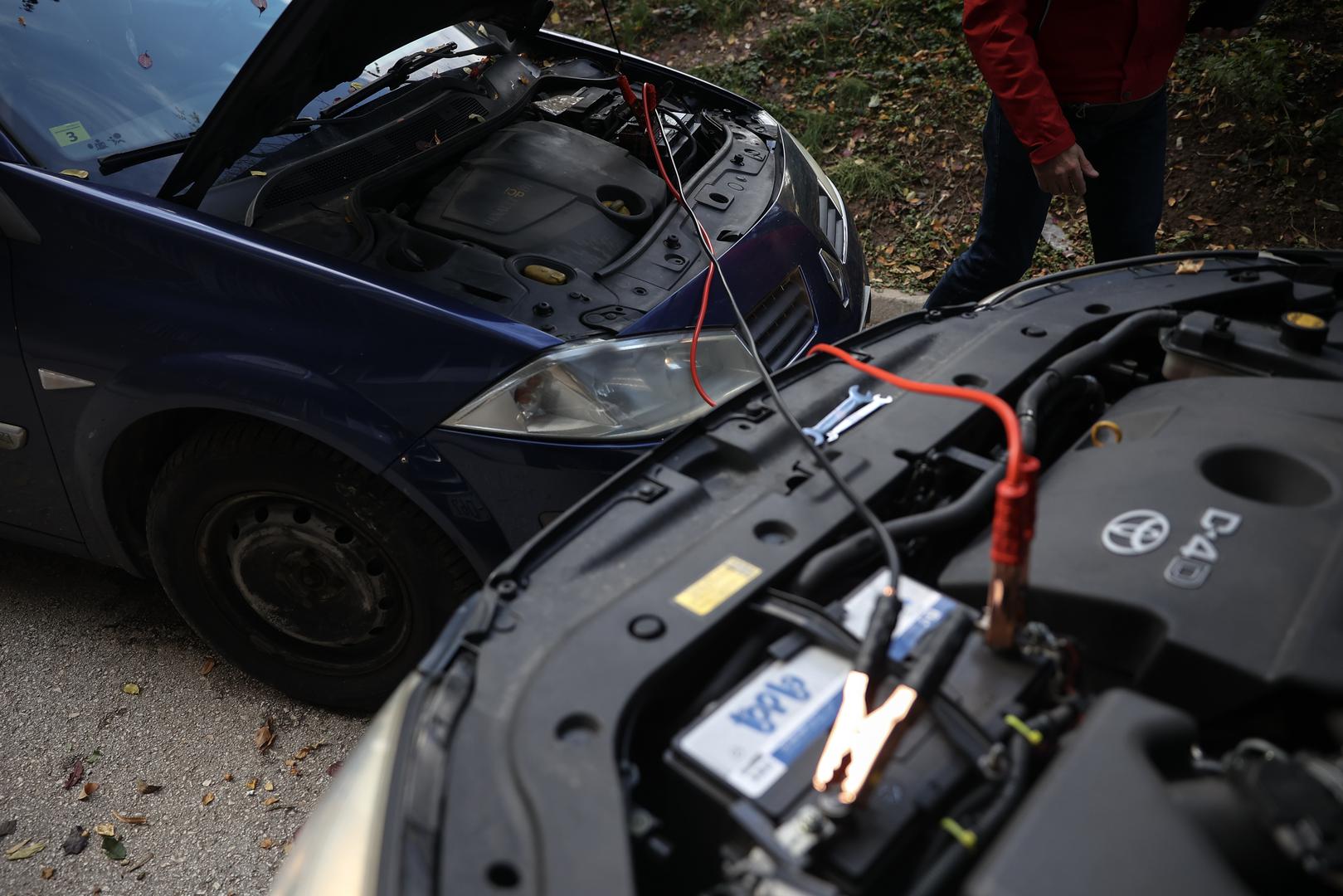 Kablovi za akumulator, popularno zvano i ''klemerice'', također je nešto što ionako veliki broj vozača ima u automobilu, ali za vrijeme vremenskih nepogoda i odlaska na putovanja mogu biti od presudne važnosti. Na taj način možete napuniti svoj akumulator i nastaviti putovanje u slučaju da se on isprazni. 
