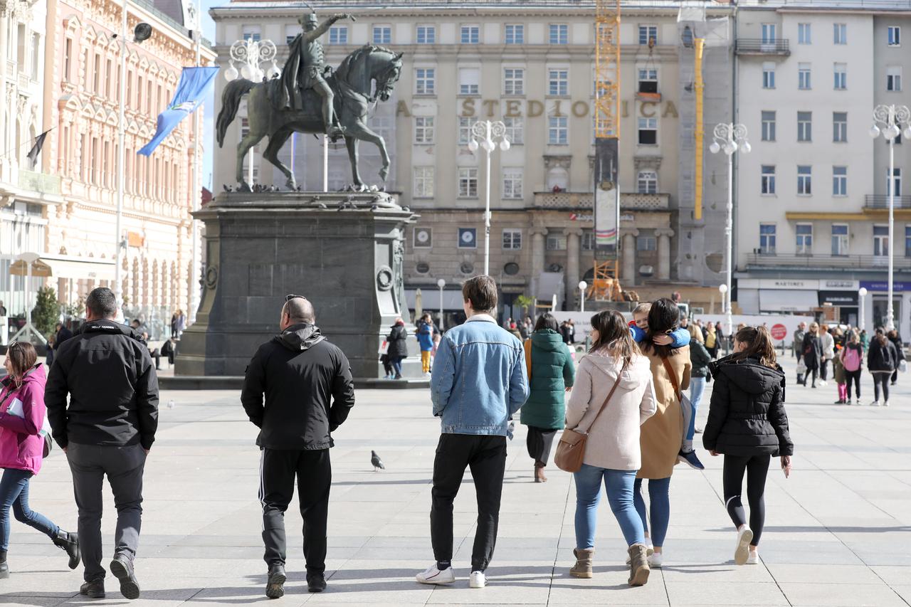 Zagreb: Građani u šetnji glavnim Trgom tijekom sunčanog prijepodneva