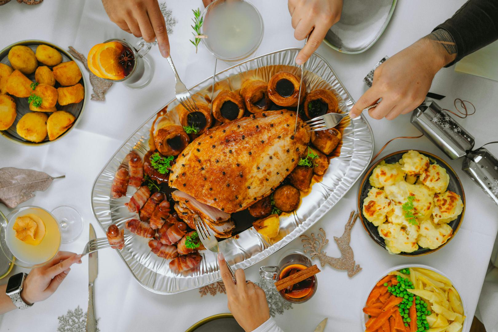 Zamijenite masno meso za nemasne nareske: Janjeće ili svinjsko pečenje nedjeljom je ukusno, ali ako pokušavate paziti na kalorije, izaberite nemasne izvore proteina. Crveno meso zamijenite puretinom ili piletinom bez kože jer sadrže manje kalorija. "Proteini nam pomažu da se dulje osjećamo siti i štite naše mišiće od upotrebe kao goriva kada smo u kalorijskom deficitu. Izvrsni izvori nemasnih proteina uključuju pileća ili pureća prsa bez kože, tofu, bjelanjke, nemasni grčki jogurt, nemasni svježi sir i nemasne komade govedine ili svinjetine", objasnila je dr. Aileen. Dodala je da je to daleko bolji izbor od masnih komada crvenog mesa ili prerađenog mesa.