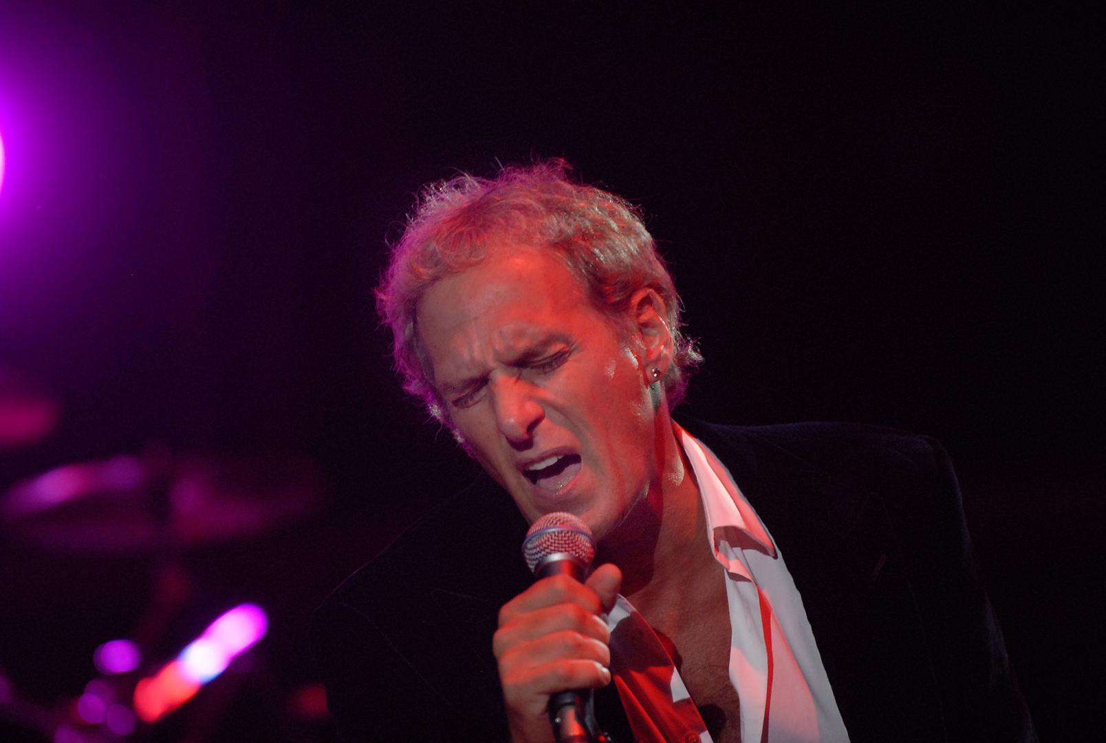 12.07.2009., Pula - Michael Bolton odrzao je koncert u pulskoj Areni i maestralno odradio svoj dio posla. Unatoc kasnjenju od 30-ak minuta, te vec nervoznim zvizducima 3000 gledatelja, svoju je caroliju zapoceo iskusanom taktikom i pulsku publiku najprije pocastio redom starih klasika. rPhoto: Dusko Marusic/Vecernji list