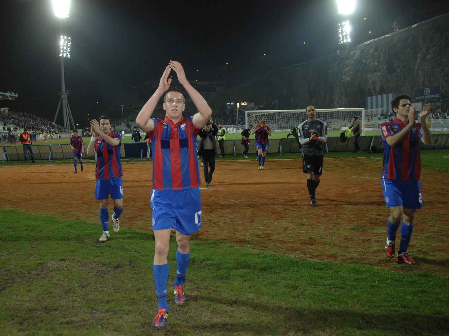 21.03.2012. Rijeka - 18. kolo MAXtv prve nogometne lige na stadionu Kantrida. Rijeka - Hajduk. Hajdukovci pozdravljaju torcidu. Tonci Kukoc.
Photo: Goran Kovacic/PIXSELL