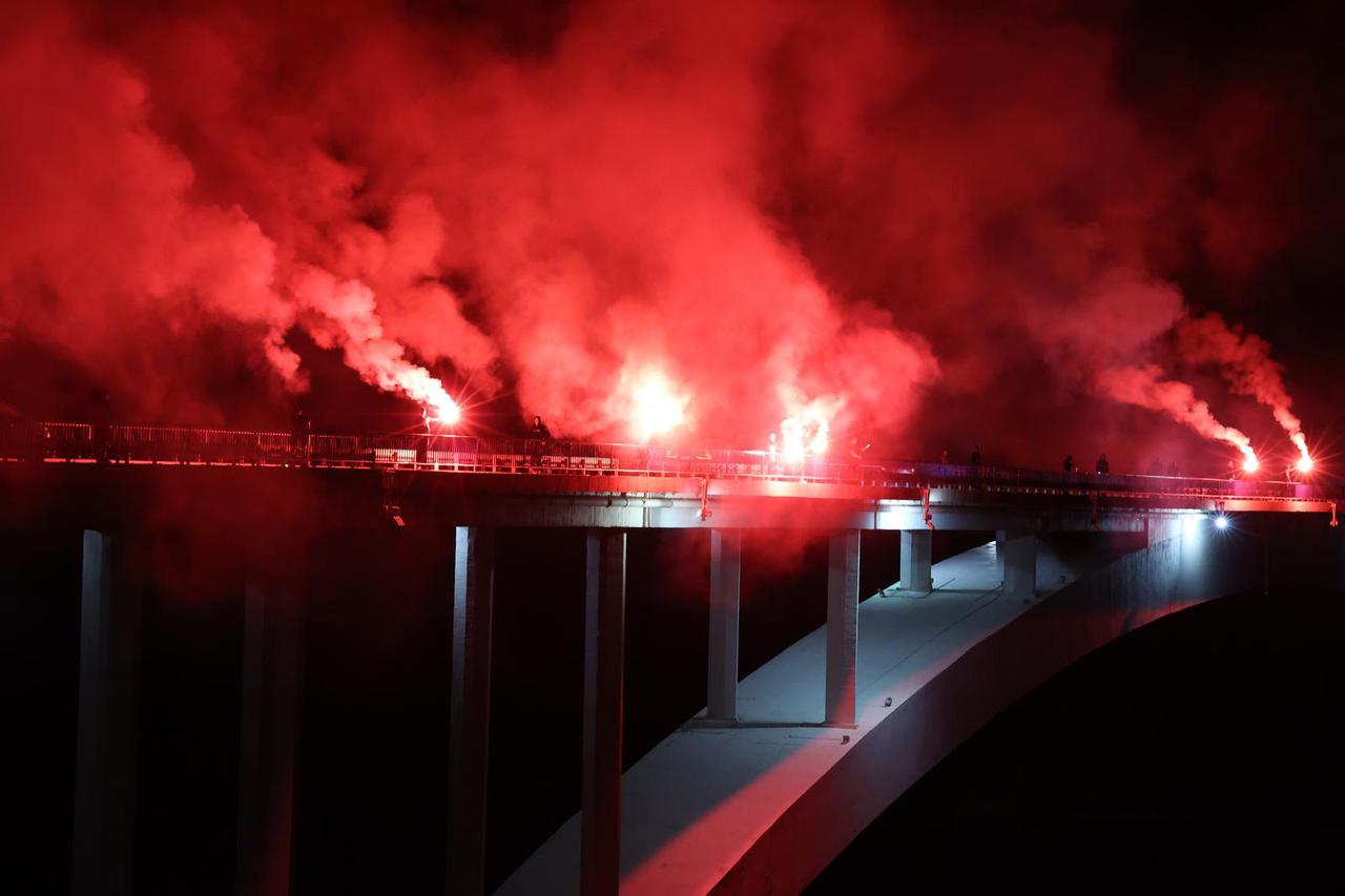 Šibenik: Bakljada na mostu povodom 33. obljetnice Spomendana Rujanskog rata