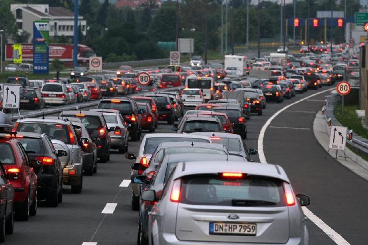 '14.08.2010., Zagreb - Kolona vozila iz smjera Karlovca na ulazu u Zagreb oko 19 sati bila je dugacka 7 km. Photo: Jurica Galoic/PIXSELL'