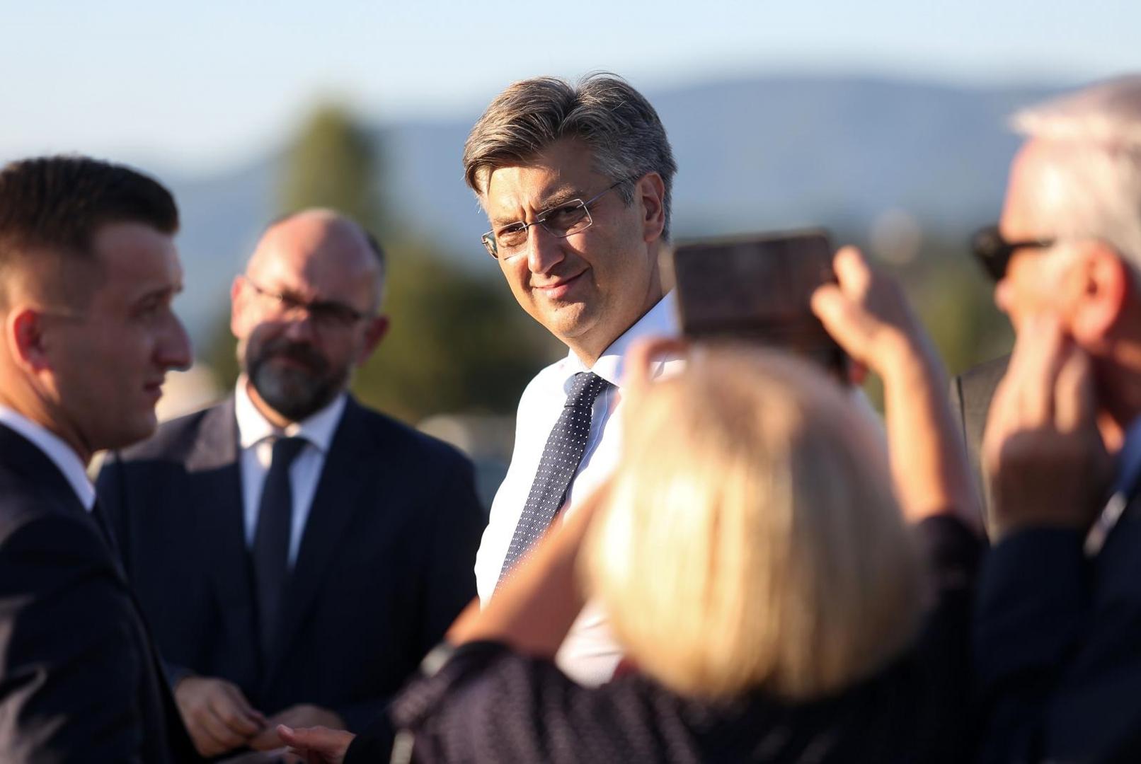 Plenković je pod pritiskom protukandidata u stranci, pa je zabranio da se tijekom predsjedničke kampanje kritizira njega, Vladu ili ministre. Uveo je cenzuru