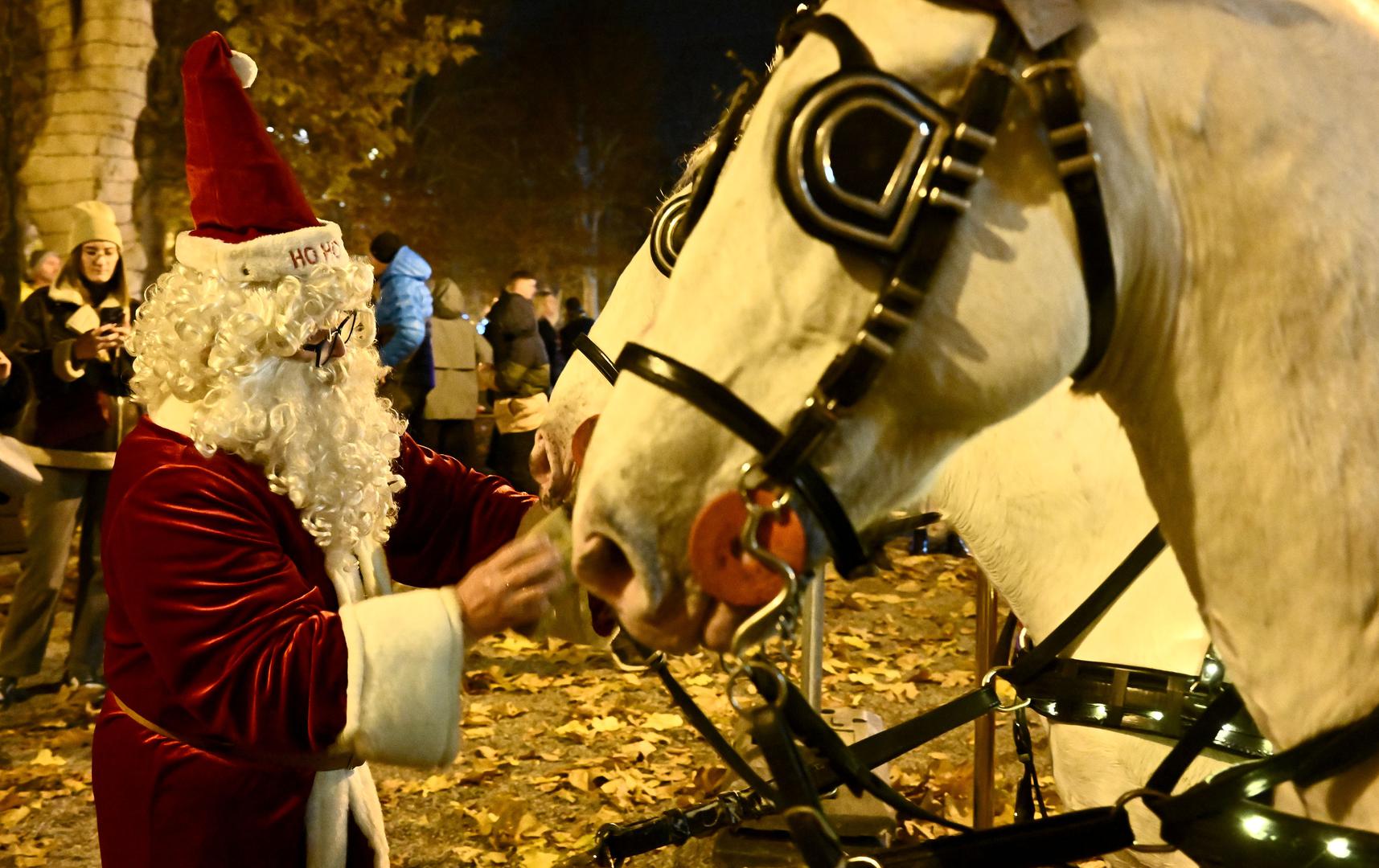 30.11.2024., Zagreb - Parkom Zrinjevac vozi kocija Djeda Bozicnjaka na otvorenju Adventa.  Photo: Marko Lukunic/PIXSELL