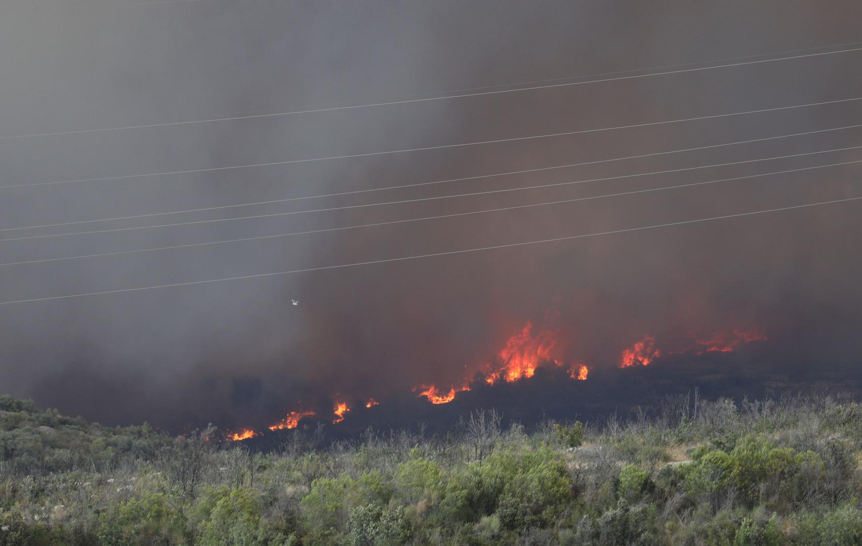 13.07.2022., Zaton - Pozar koji je izbio kod Vodica siri se prema Zatonu. Na terenu je 30-ak vatrogasaca s desetak vozila, a u gasenju su se prikljucila i dva kanadera. Photo: Dusko Jaramaz/PIXSELL