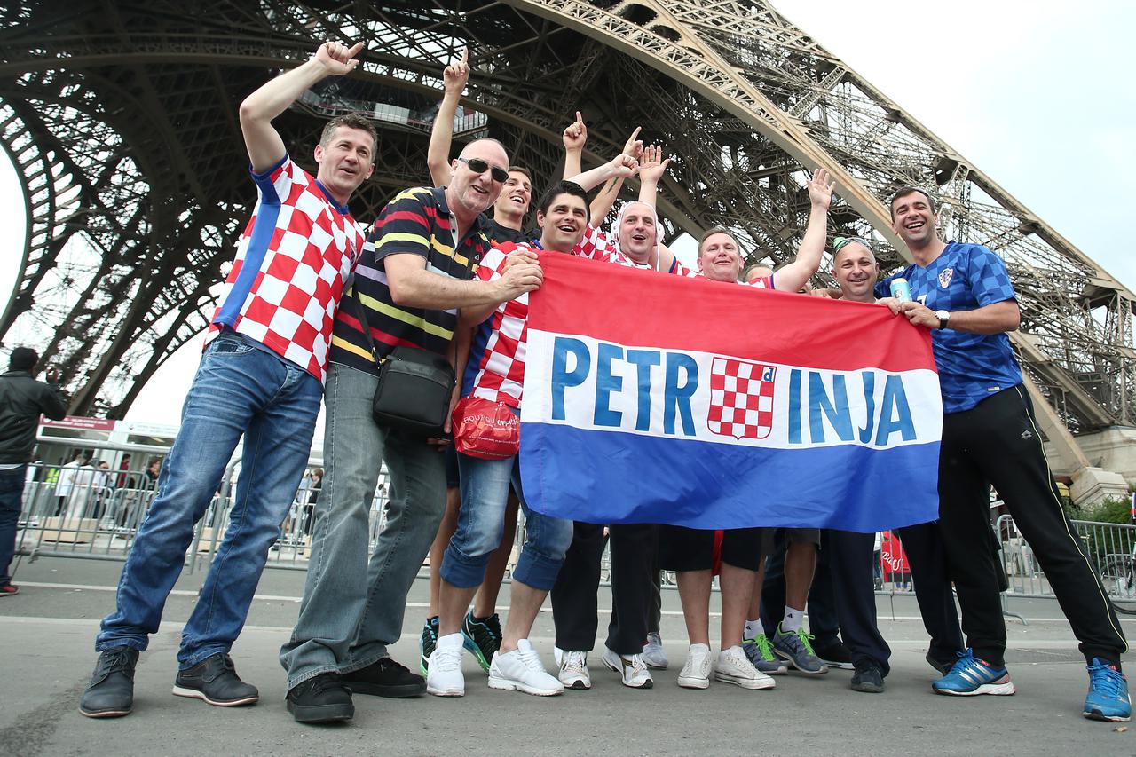 11.06.2016., Pariz, Francuska - Sve vise hrvatskih navijaca stize u Pariz. Dobro raspolozeni i raspjevani cesto su prava atrakcija te se mnogi zele fotografirati s njima.  Photo: Sanjin Strukic/PIXSELL