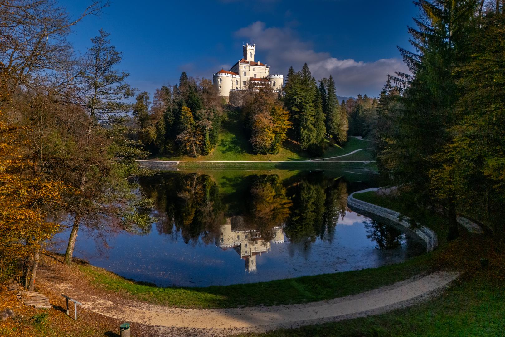 Ovo selo nalazi se u Hrvatskom Zagorju, 21 km sjeveroistočno od Krapine i leži na obali rijeke Bednje. Ovo selo je dom jednog od najatraktivnijih dvoraca u Hrvatskoj, s oko 40.000 posjetitelja godišnje jedan je od najposjećenijih hrvatskih dvoraca. Prvi se put spominje u pisanim dokumentima još u 14. stoljeću.