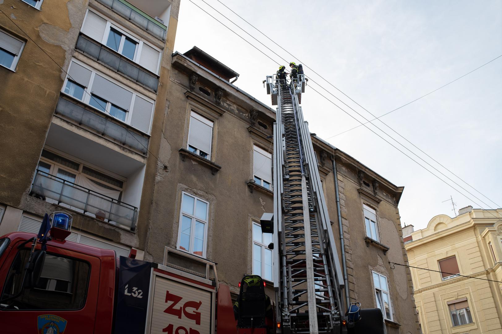 Nešto prije 18 sati zagrebački vatrogasci dobili su niz dojava građana da gori stan.