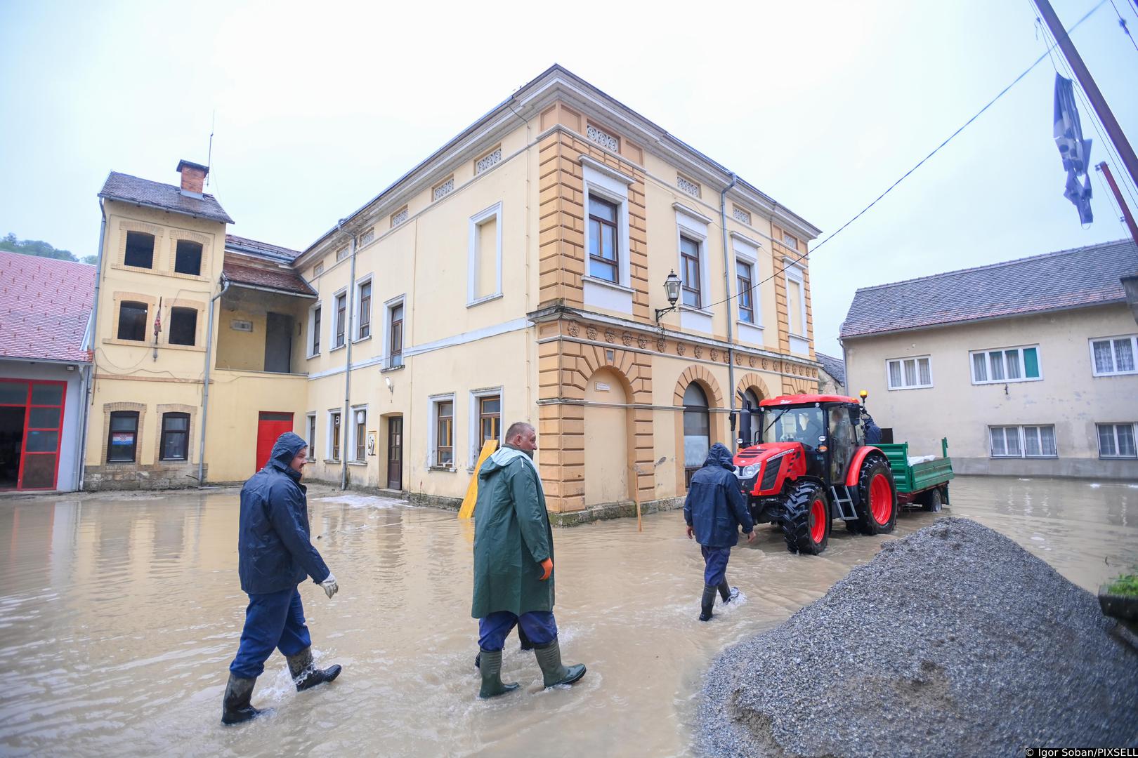 17.05.2023., Hrvatska Kostajnica - Rijeka Una   kod Hrvatske Kostajnice u 24 sata je narasla dodatnih pola metra i poplavila i vise djelove grada, zatvorena je i cesta do granicnog prijelaza.  Photo: Igor Soban/PIXSELL