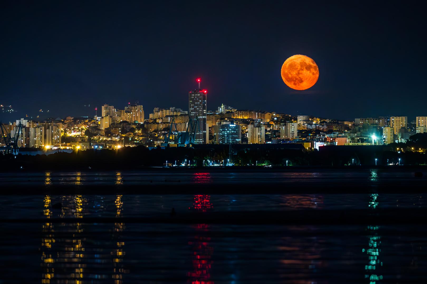 Izlazeći Mjesec uzdigao se iznad horizonta, a fotograf Pixsella Zvonimir Barišić uspio je ovjekovječiti trenutak koji oduzima dah.