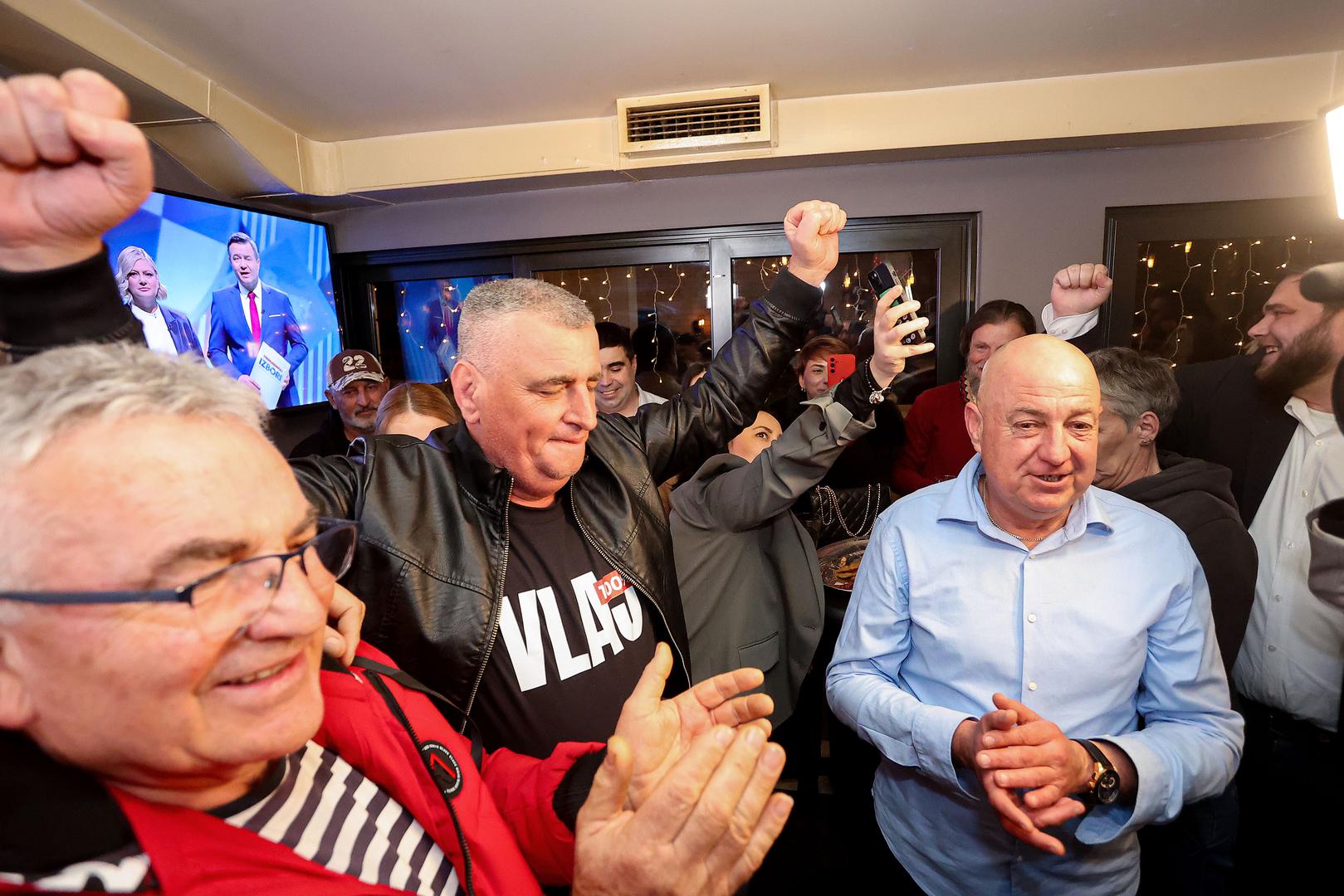 Dobrog raspoloženja bio je i Miro Bulj koji je dizao ruke u zrak, grlio se sa okupljenima pa i zapjevao u svojem izbornom stožeru.