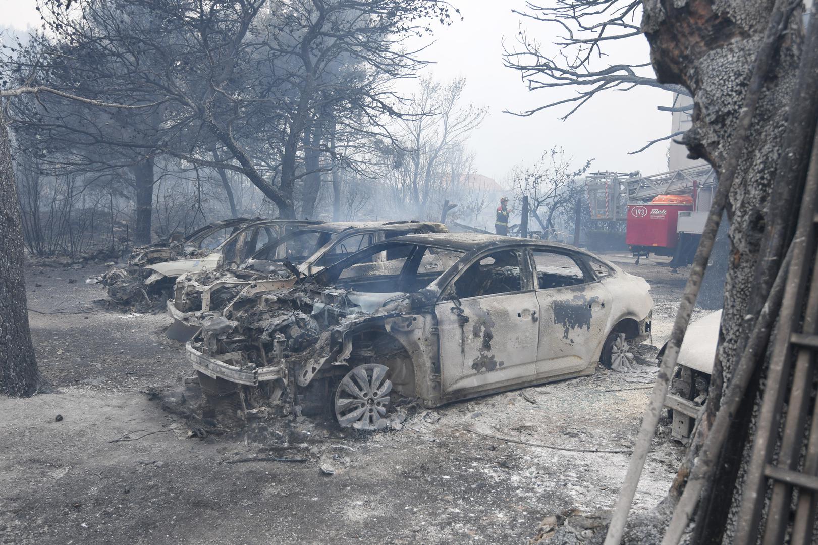 Zbog jakih udara vjetra požar koji je iza 11 sati buknuo kod Grebaštice u blizini Šibenika još uvijek nije pod kontrolom i širi se nošen jugom, zahvatio je i stambene objekte, a stožer civilne zaštite odlučio je da se evakuirani stanovnici smjeste u sportsku dvoranu Baldekin