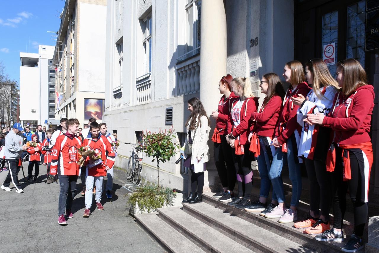 Sisak: Suhi trening hrvatskih hokejašica ispred Gradske vijećnice