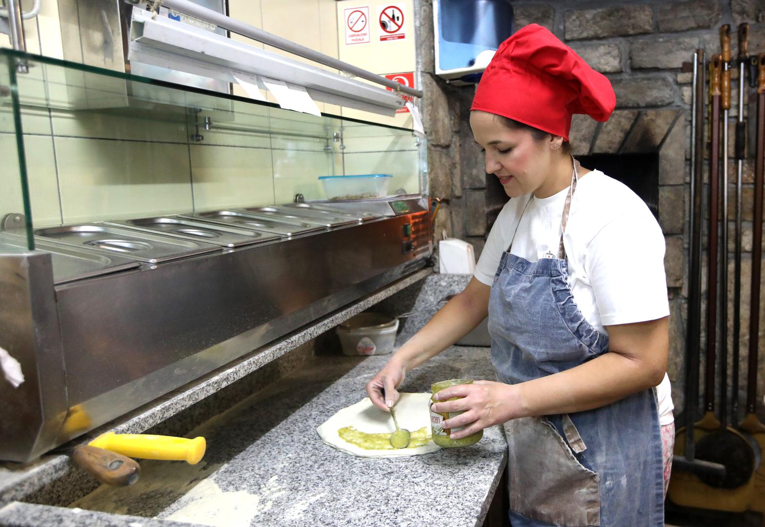 23.07.2024.,Pirovac-- Turisticka patrola i Vecernjakove zvjezdice uPirovcu. Pizzerija "Barezze"pizza majstorica Matea Baric. Photo: Dusko Jaramaz/PIXSELL