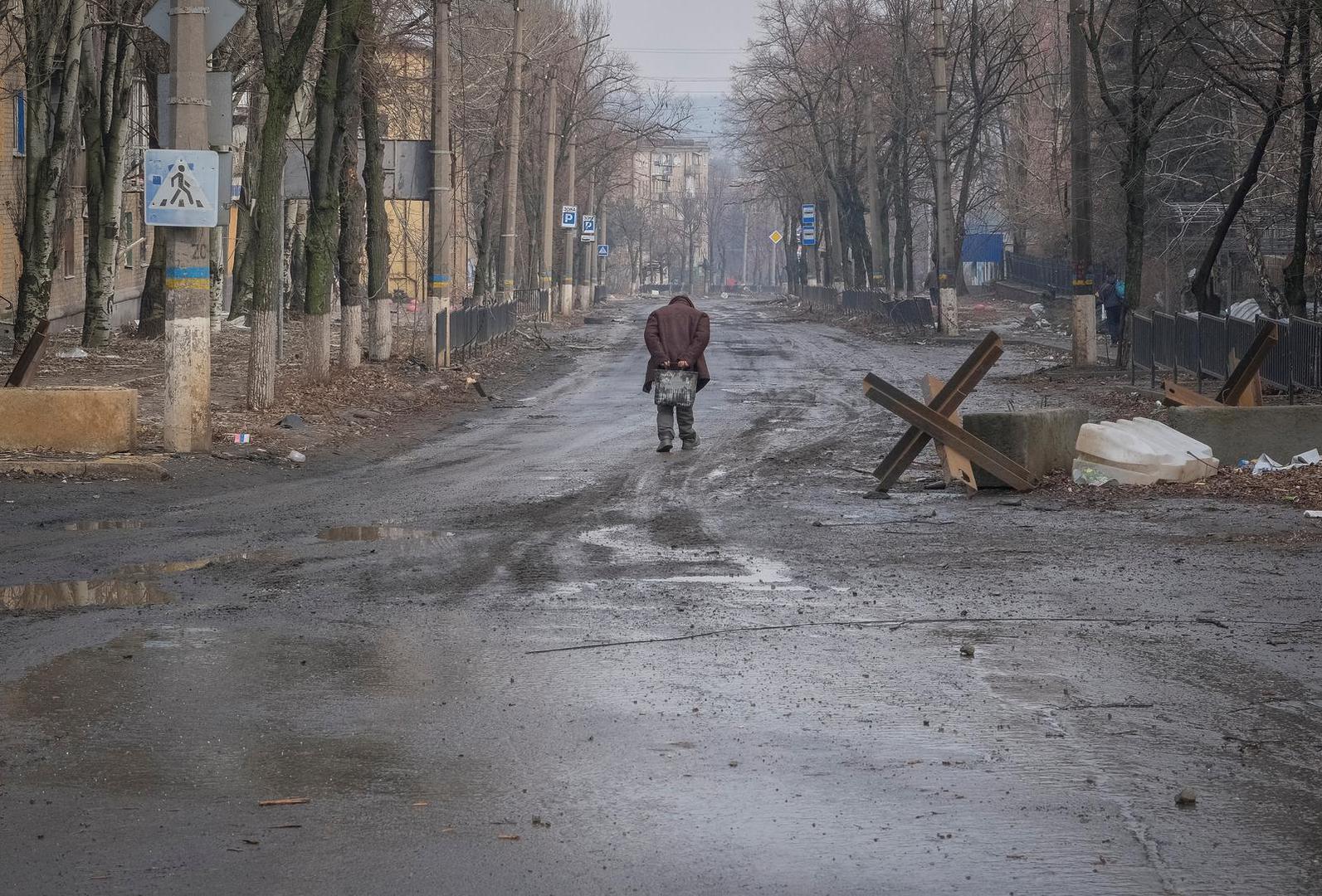 A local resident walks along an empty street, as Russia's attack on Ukraine continues, in the frontline city of Bakhmut, Ukraine February 27, 2023. REUTERS/Alex Babenko Photo: Stringer/REUTERS