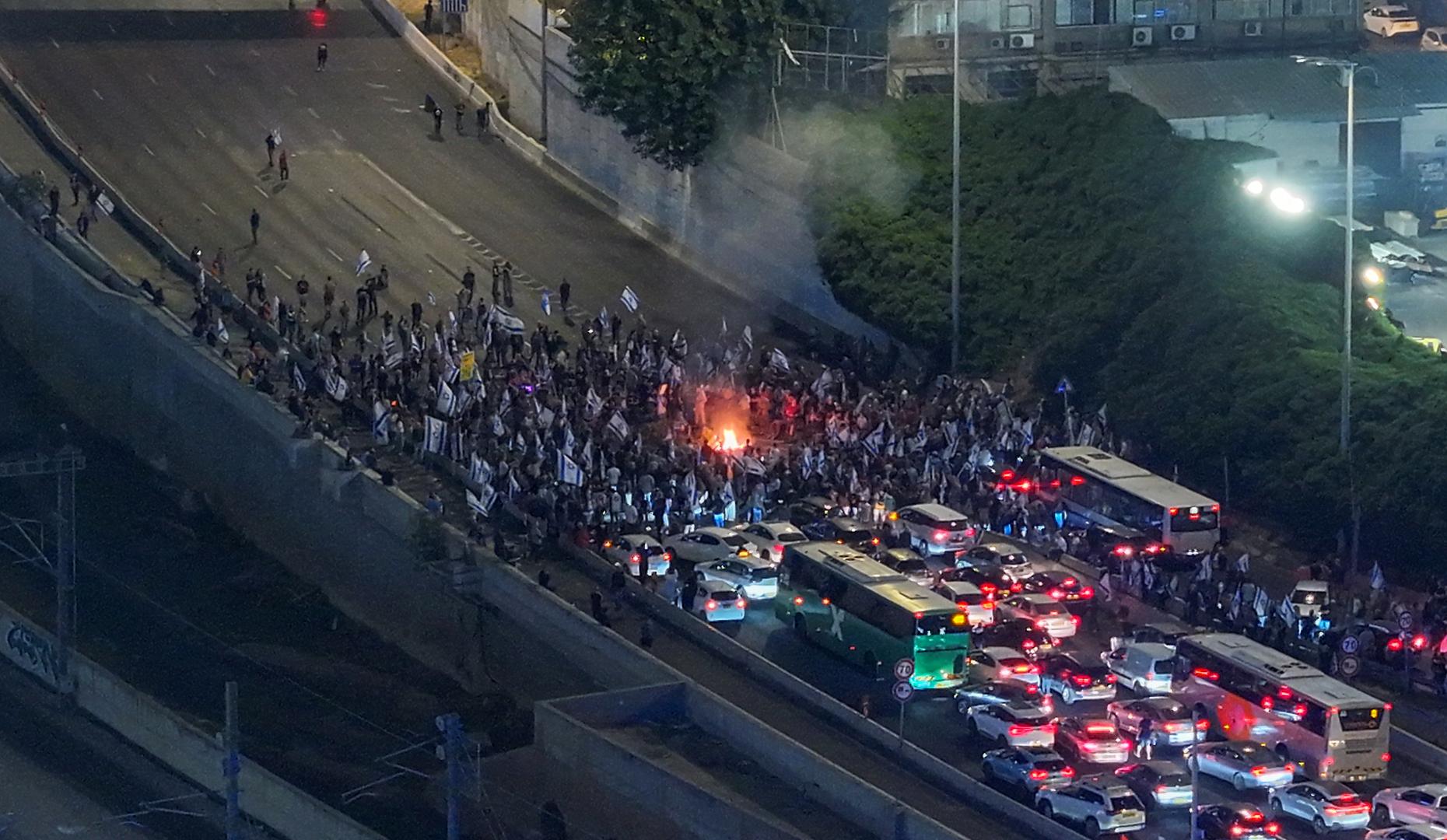 A drone view shows Israelis blocking a main road as they demonstrate after Israeli Prime Minister Benjamin Netanyahu sacked his defense minister, Yoav Gallant, citing lack of trust, in Tel Aviv, Israel November 5, 2024. REUTERS/Oren Alon Photo: OREN ALON/REUTERS