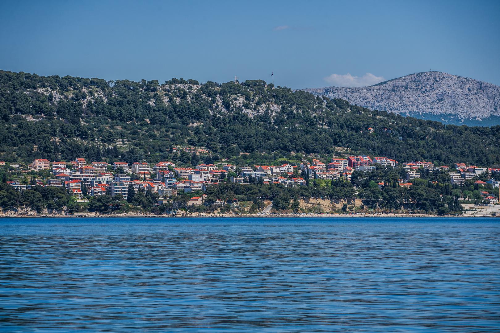 Ova županija obuhvaća obalu, otoke i planine te je dom Splitu, drugom najvećem gradu Hrvatske. 