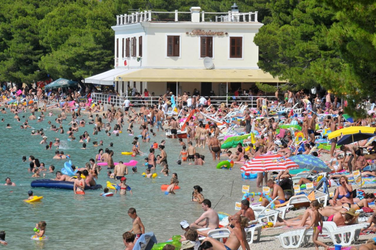 \'bih...makarska...05.07.2009...makarska, plaza donja luka, prepuna gostiju, za razliku na radne dane vikendom se tesko pronalazi mjesto na plazi, preovladavaju gosti iz bih i poljske, njemaca i ostal